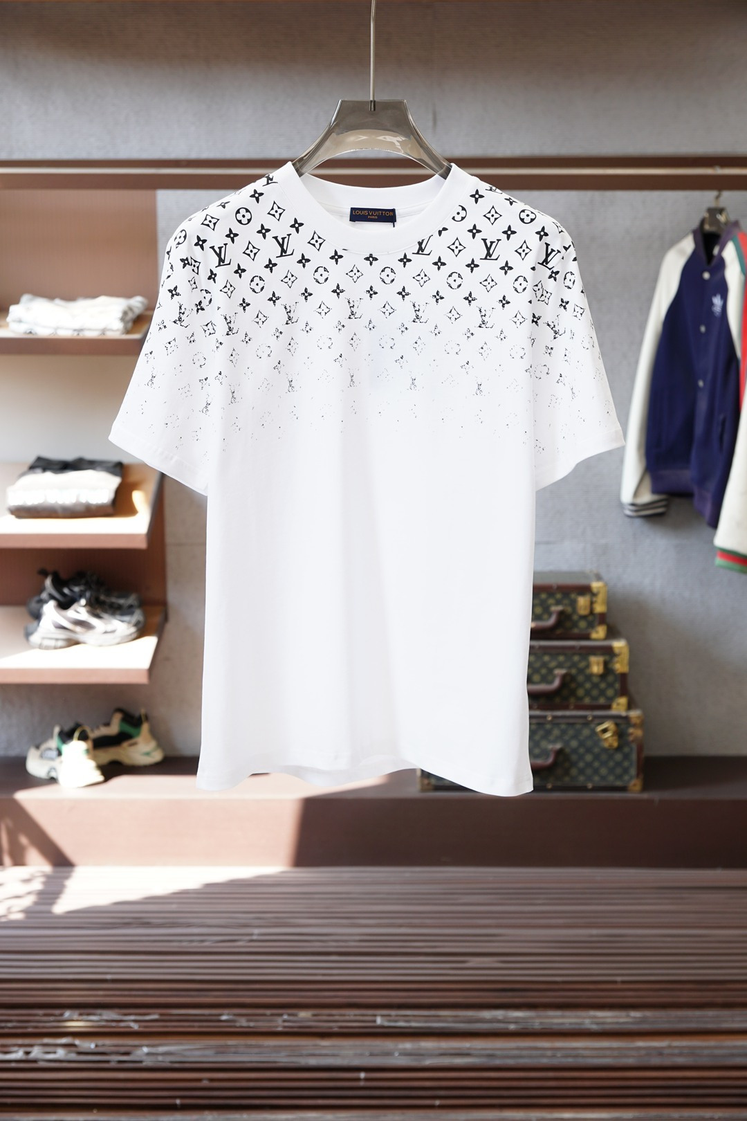LV-2026早春渐变印花Logo奢华时尚的创意火花。圆领印花➕刺绣标识棉质短袖T恤 元素性的Logo徽