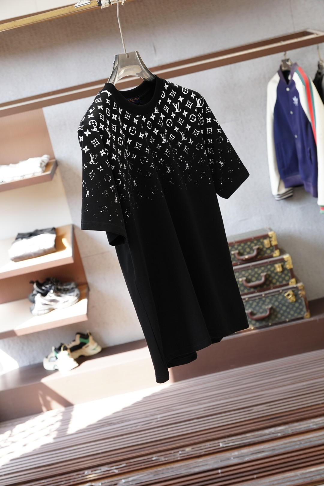 LV-2026早春渐变印花Logo奢华时尚的创意火花。圆领印花➕刺绣标识棉质短袖T恤 元素性的Logo徽