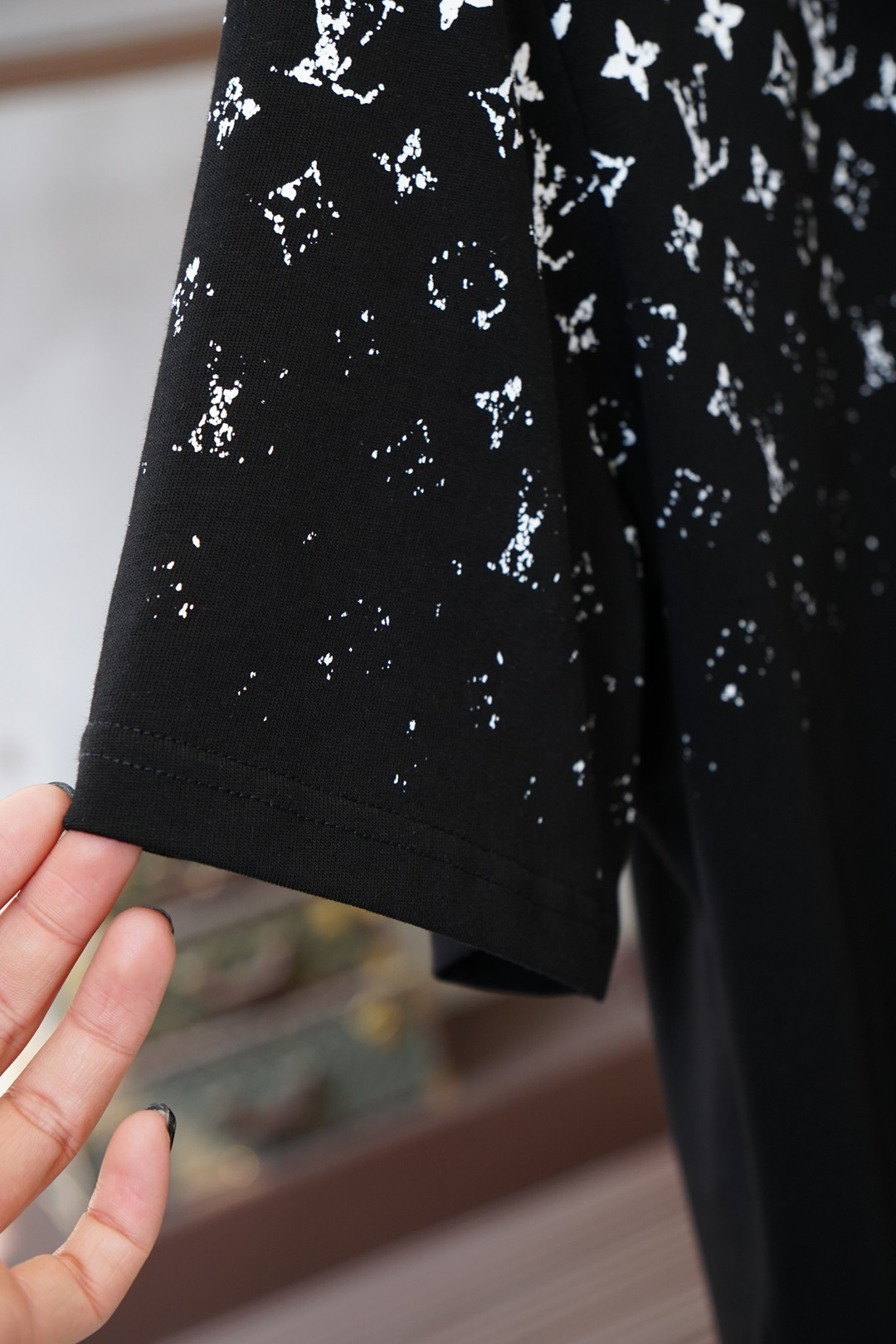 LV-2026早春渐变印花Logo奢华时尚的创意火花。圆领印花➕刺绣标识棉质短袖T恤 元素性的Logo徽