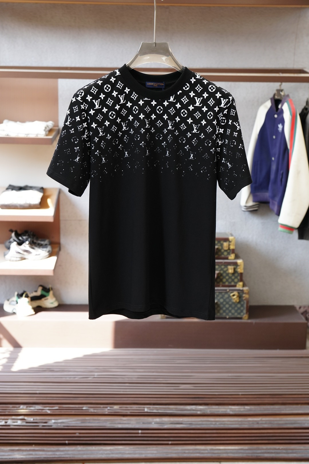 LV-2026早春渐变印花Logo奢华时尚的创意火花。圆领印花➕刺绣标识棉质短袖T恤 元素性的Logo徽