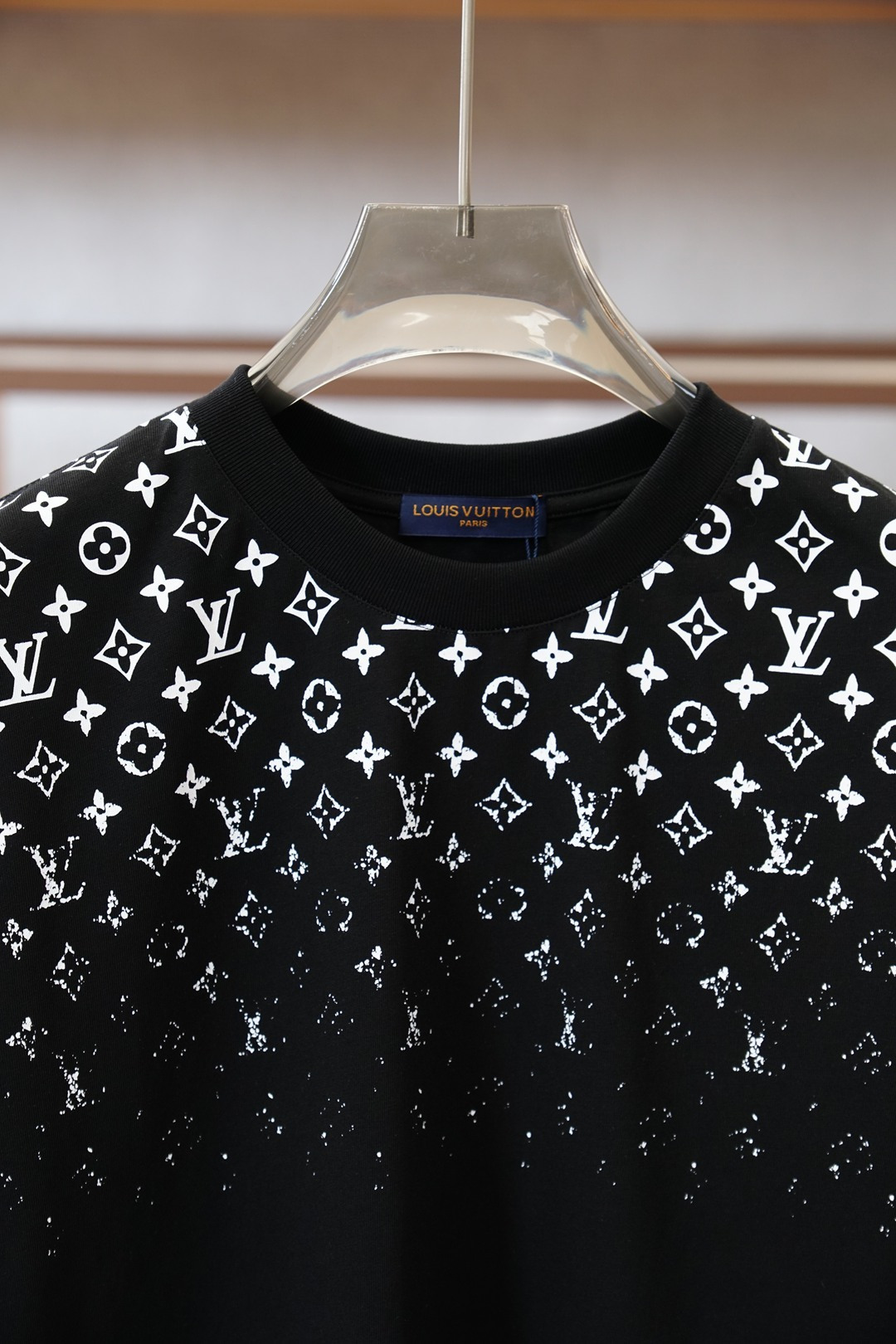 LV-2026早春渐变印花Logo奢华时尚的创意火花。圆领印花➕刺绣标识棉质短袖T恤 元素性的Logo徽