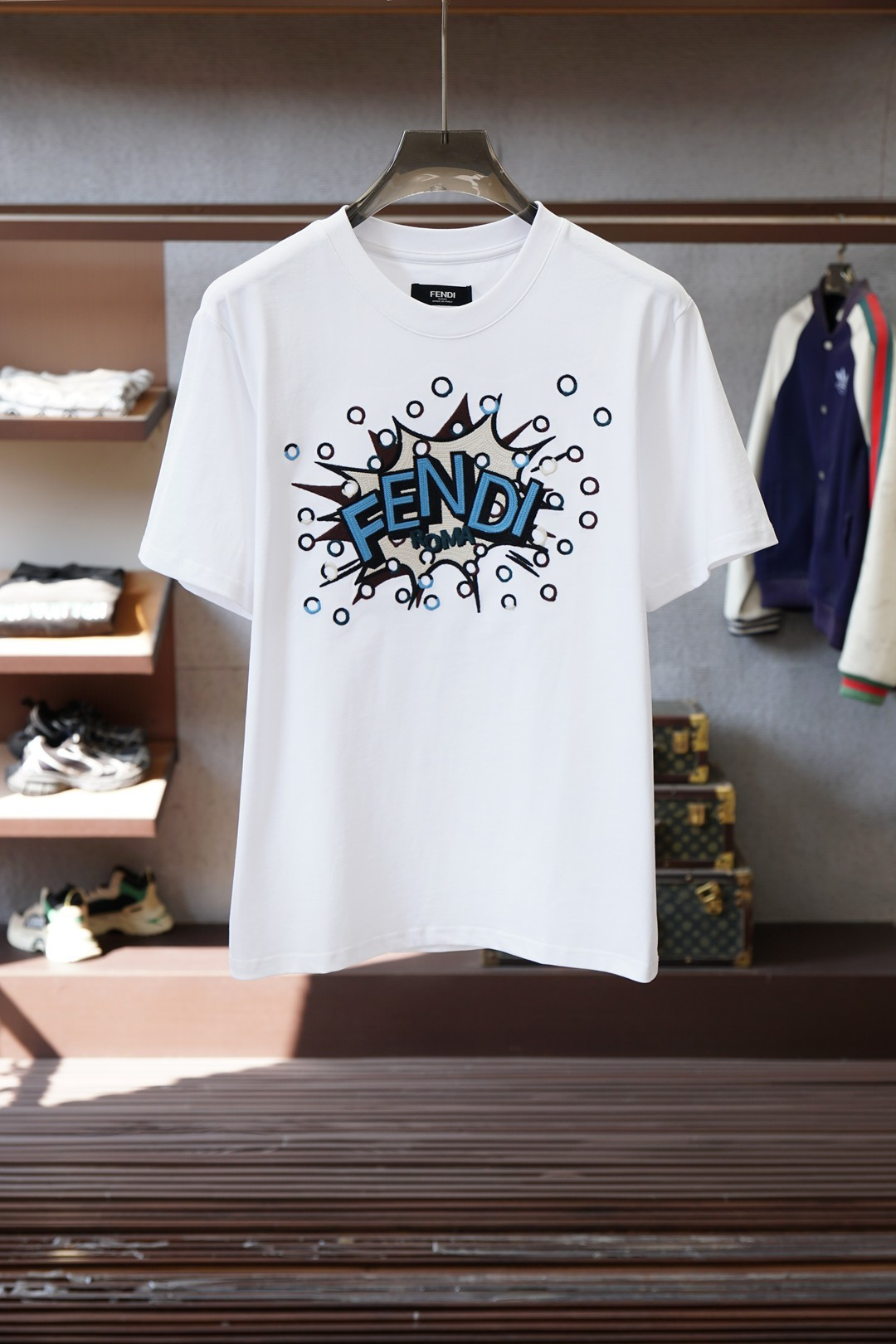 Fendi芬迪-2026早春高密度刺绣圆领短袖系列圆领刺绣标识棉质短袖T恤 元素性的Logo徽章凸显运动