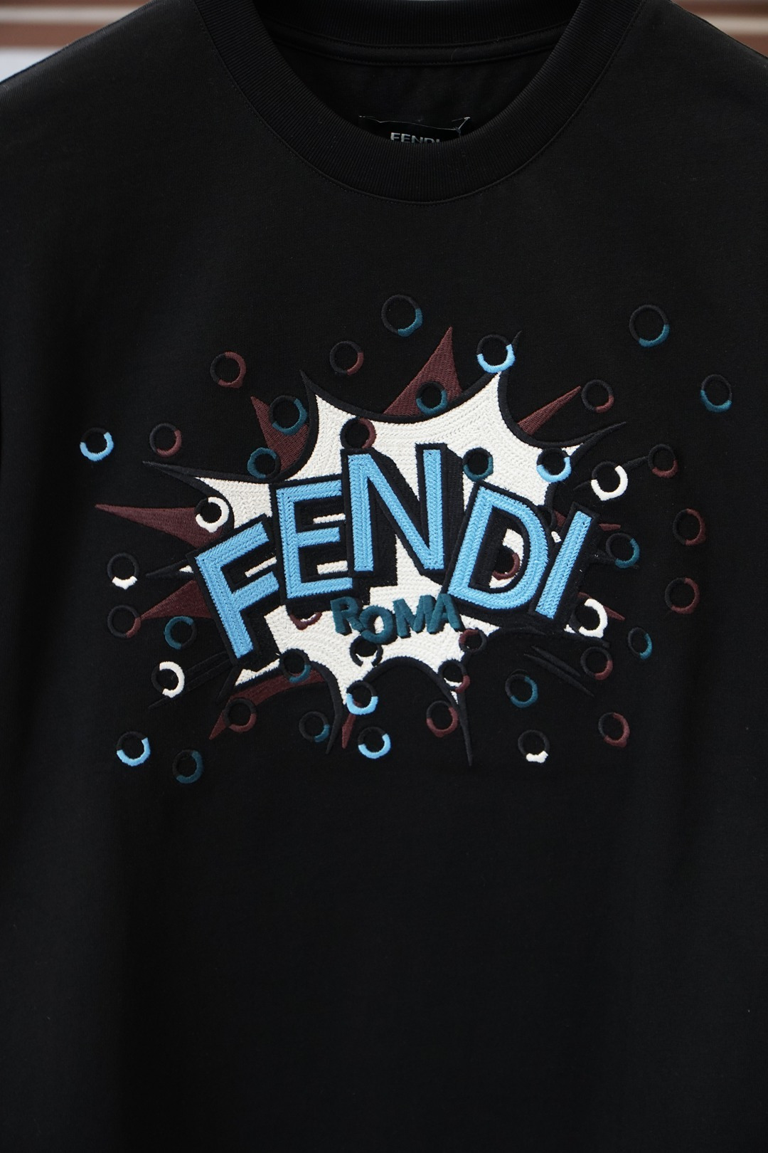 Fendi芬迪-2026早春高密度刺绣圆领短袖系列圆领刺绣标识棉质短袖T恤 元素性的Logo徽章凸显运动