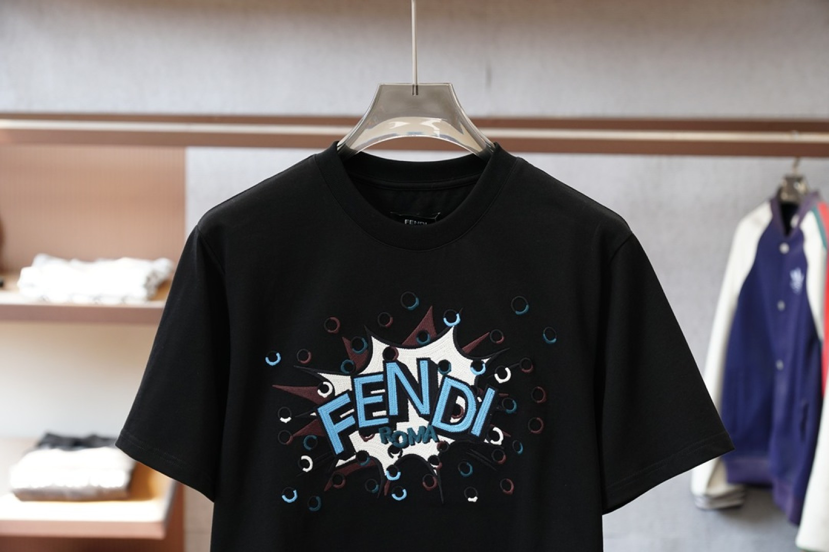 Fendi芬迪-2026早春高密度刺绣圆领短袖系列圆领刺绣标识棉质短袖T恤 元素性的Logo徽章凸显运动