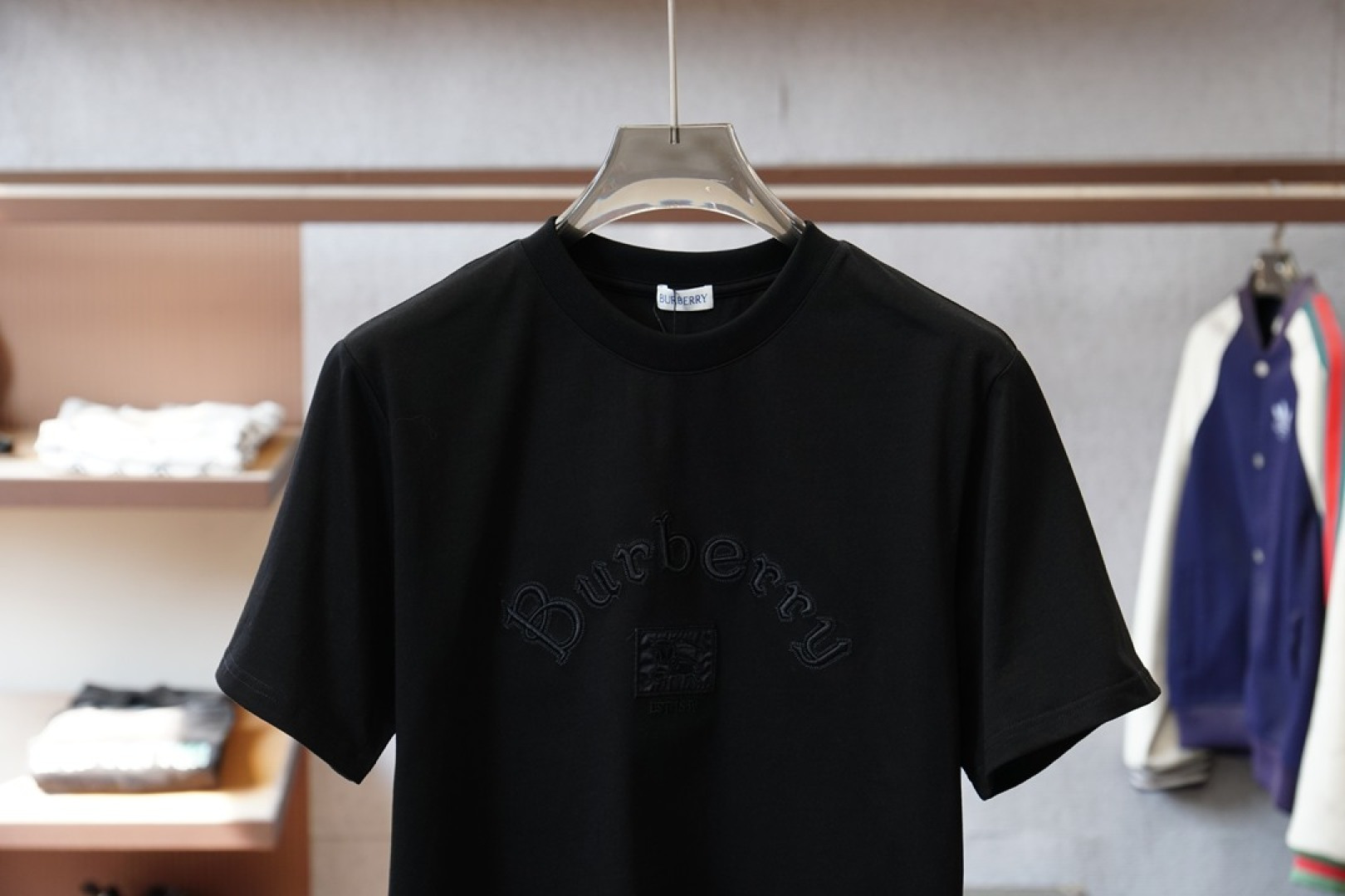 巴宝莉-Burberry黑标短袖｜高级感藏在细节里✨谁懂啊！Burberry这款哥特徽标短袖真的把低调奢