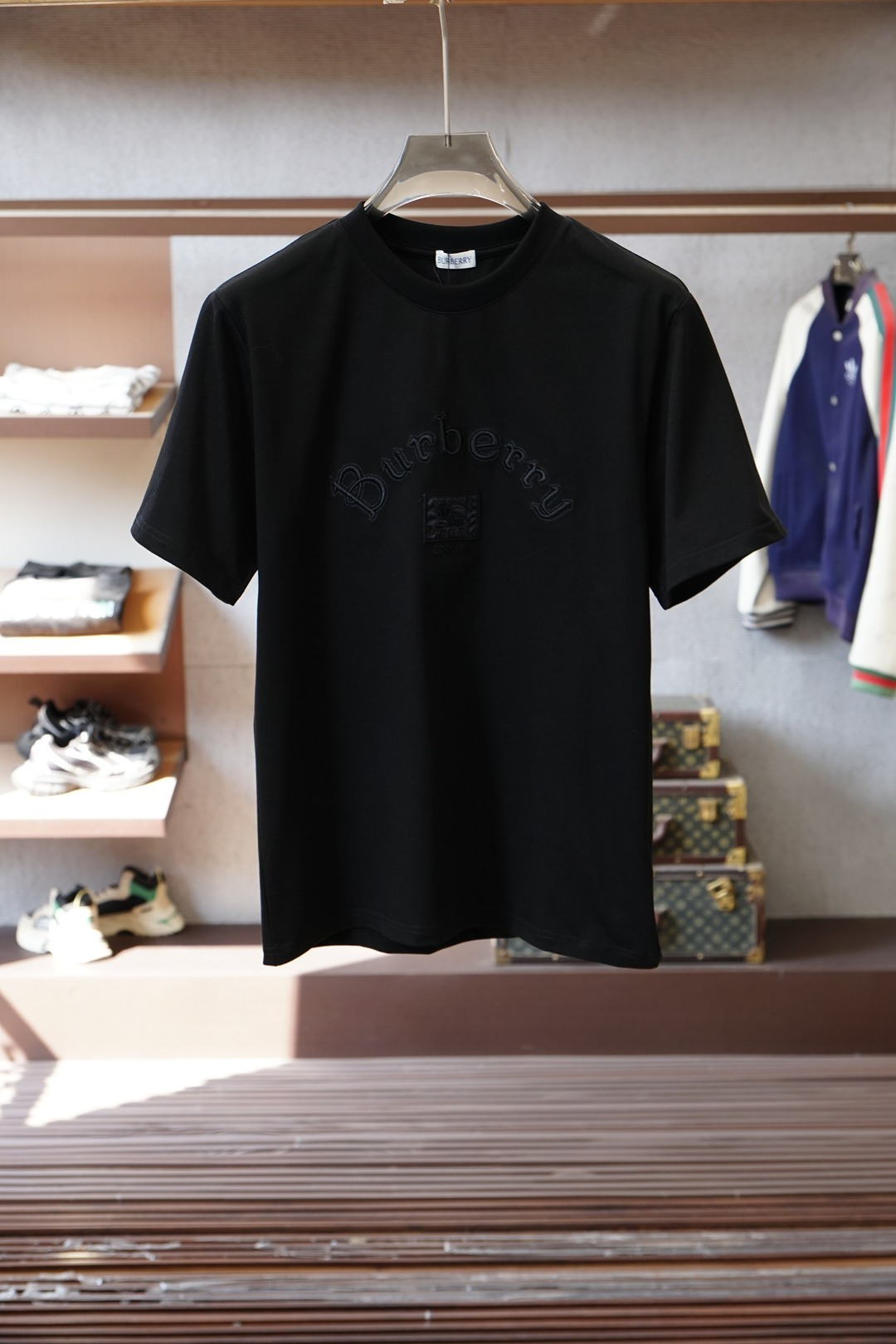 巴宝莉-Burberry黑标短袖｜高级感藏在细节里✨谁懂啊！Burberry这款哥特徽标短袖真的把低调奢