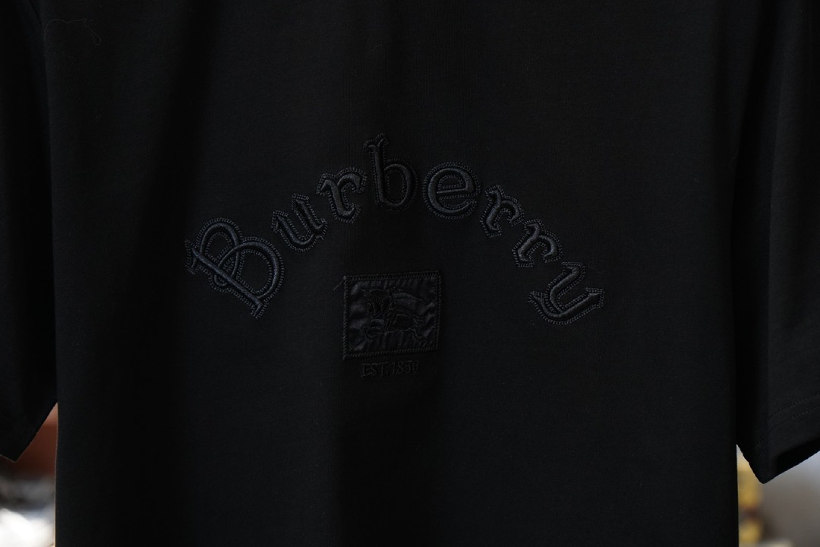 巴宝莉-Burberry黑标短袖｜高级感藏在细节里✨谁懂啊！Burberry这款哥特徽标短袖真的把低调奢