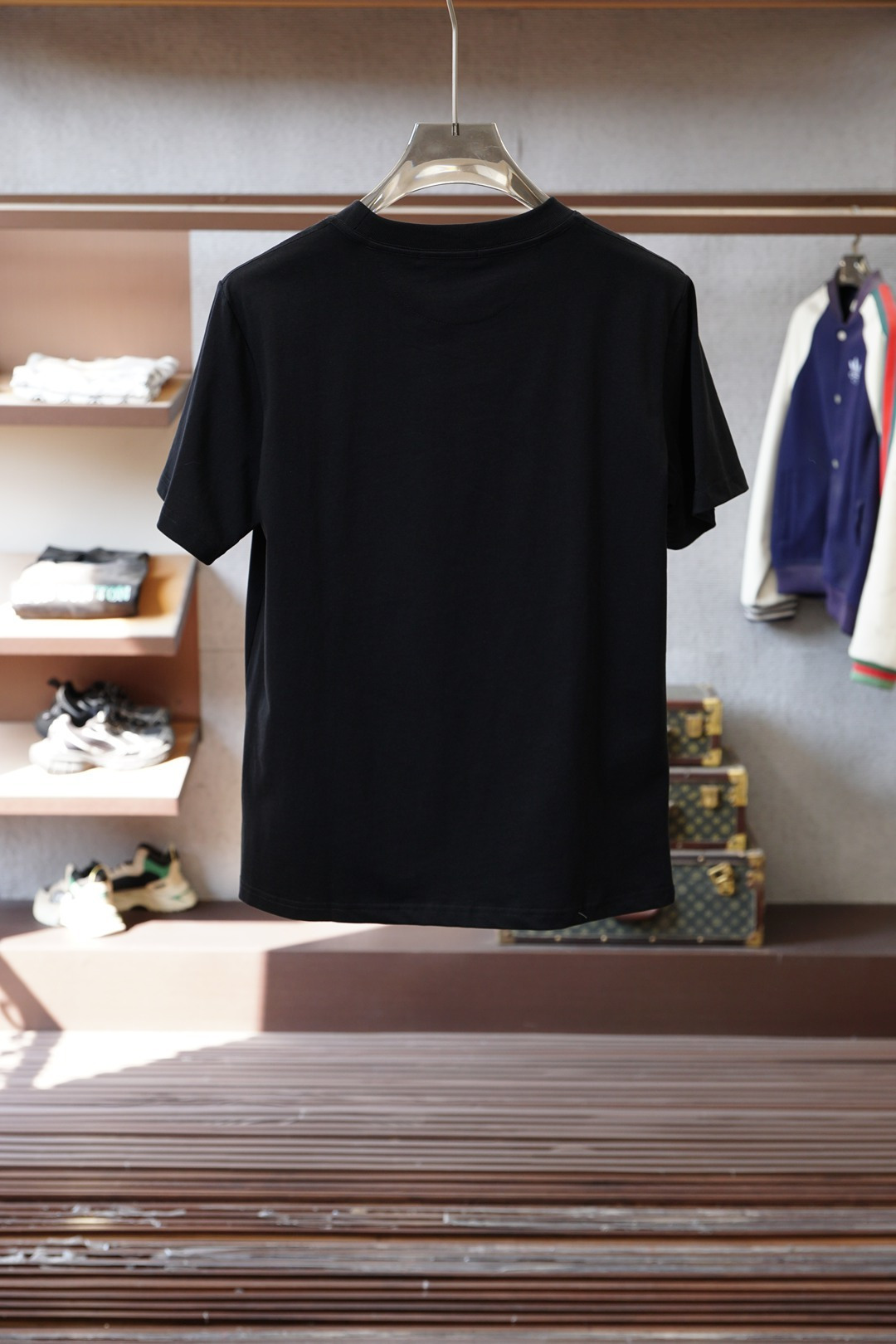 LV这款涂鸦印花短袖真的戳中潮奢爱好者！黑白双色搭配抽象涂鸦风的LV经典老花暗纹，打破了传统奢侈品的沉闷