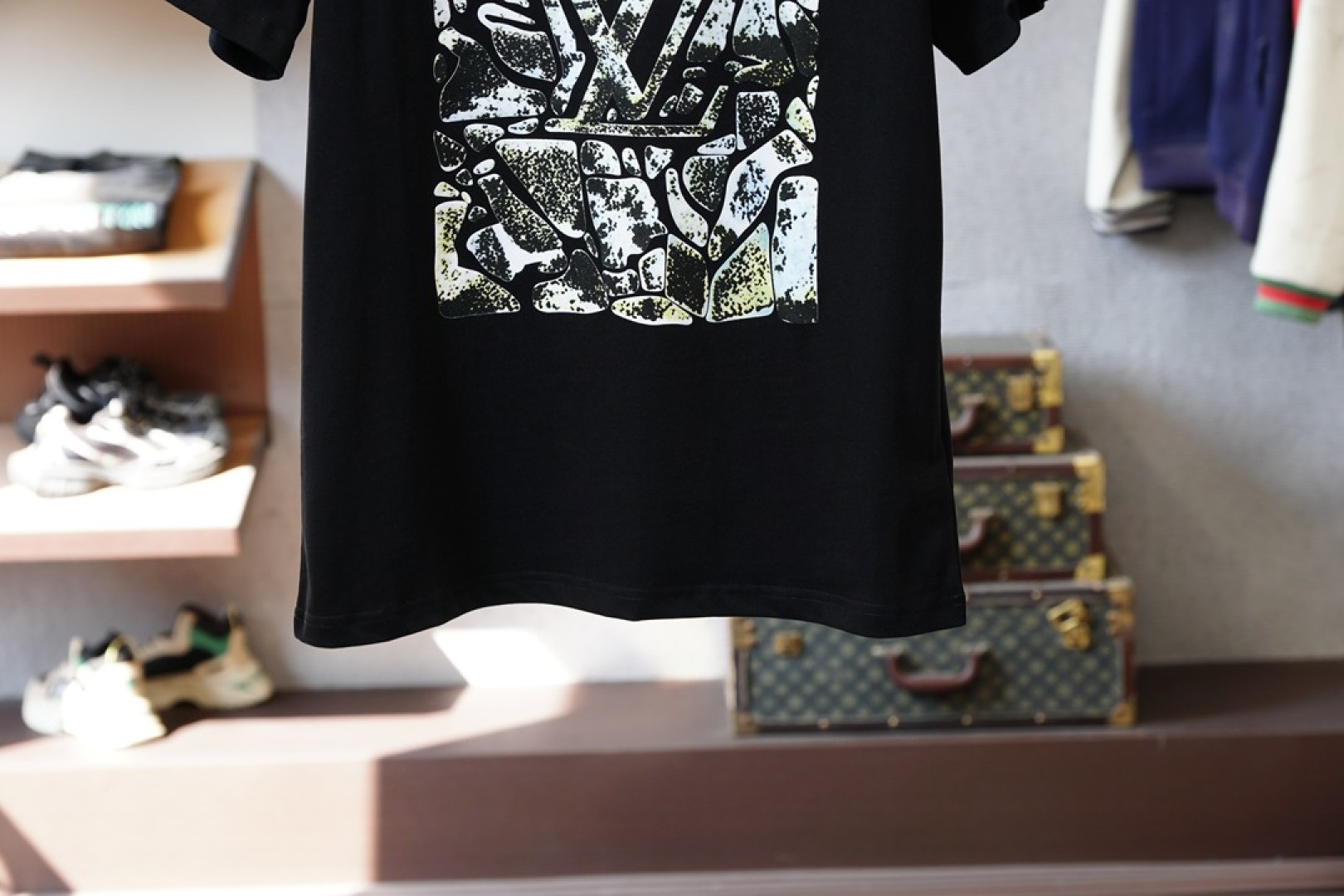 LV这款涂鸦印花短袖真的戳中潮奢爱好者！黑白双色搭配抽象涂鸦风的LV经典老花暗纹，打破了传统奢侈品的沉闷