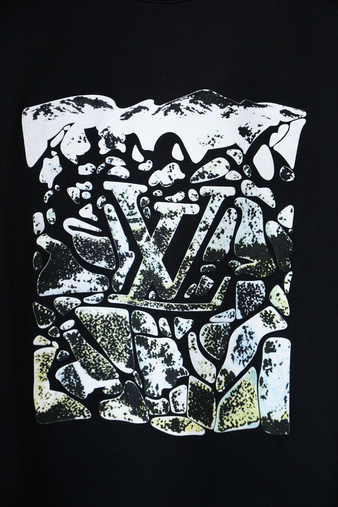 LV这款涂鸦印花短袖真的戳中潮奢爱好者！黑白双色搭配抽象涂鸦风的LV经典老花暗纹，打破了传统奢侈品的沉闷