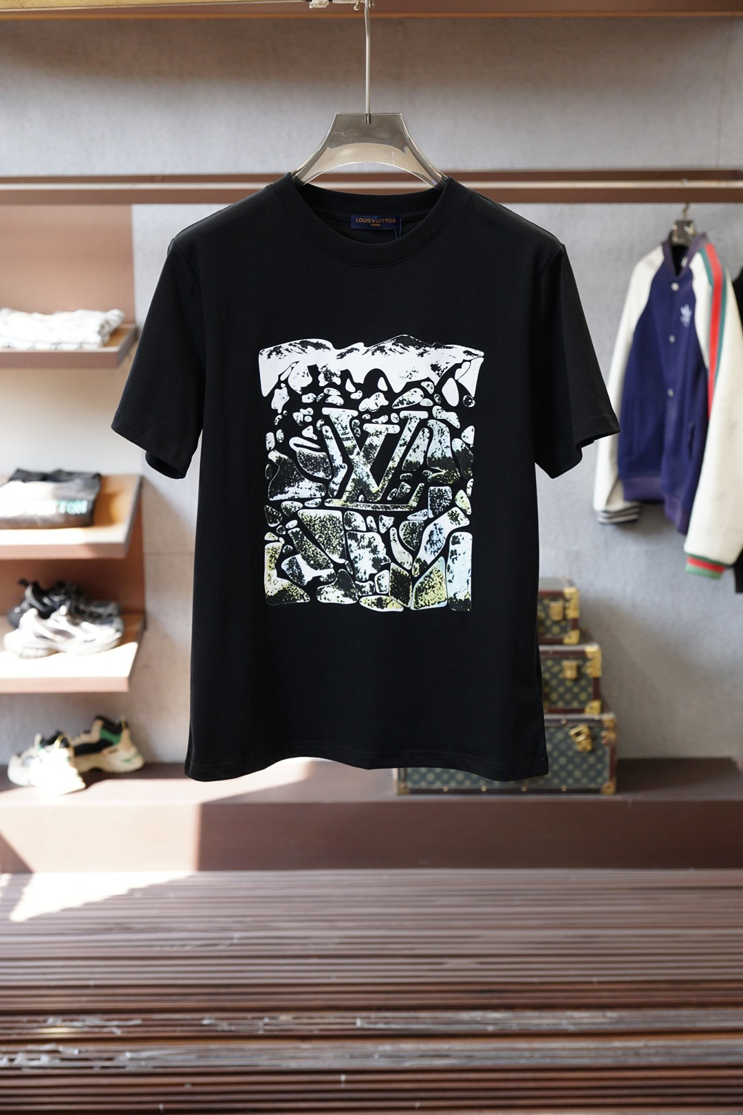 LV这款涂鸦印花短袖真的戳中潮奢爱好者！黑白双色搭配抽象涂鸦风的LV经典老花暗纹，打破了传统奢侈品的沉闷