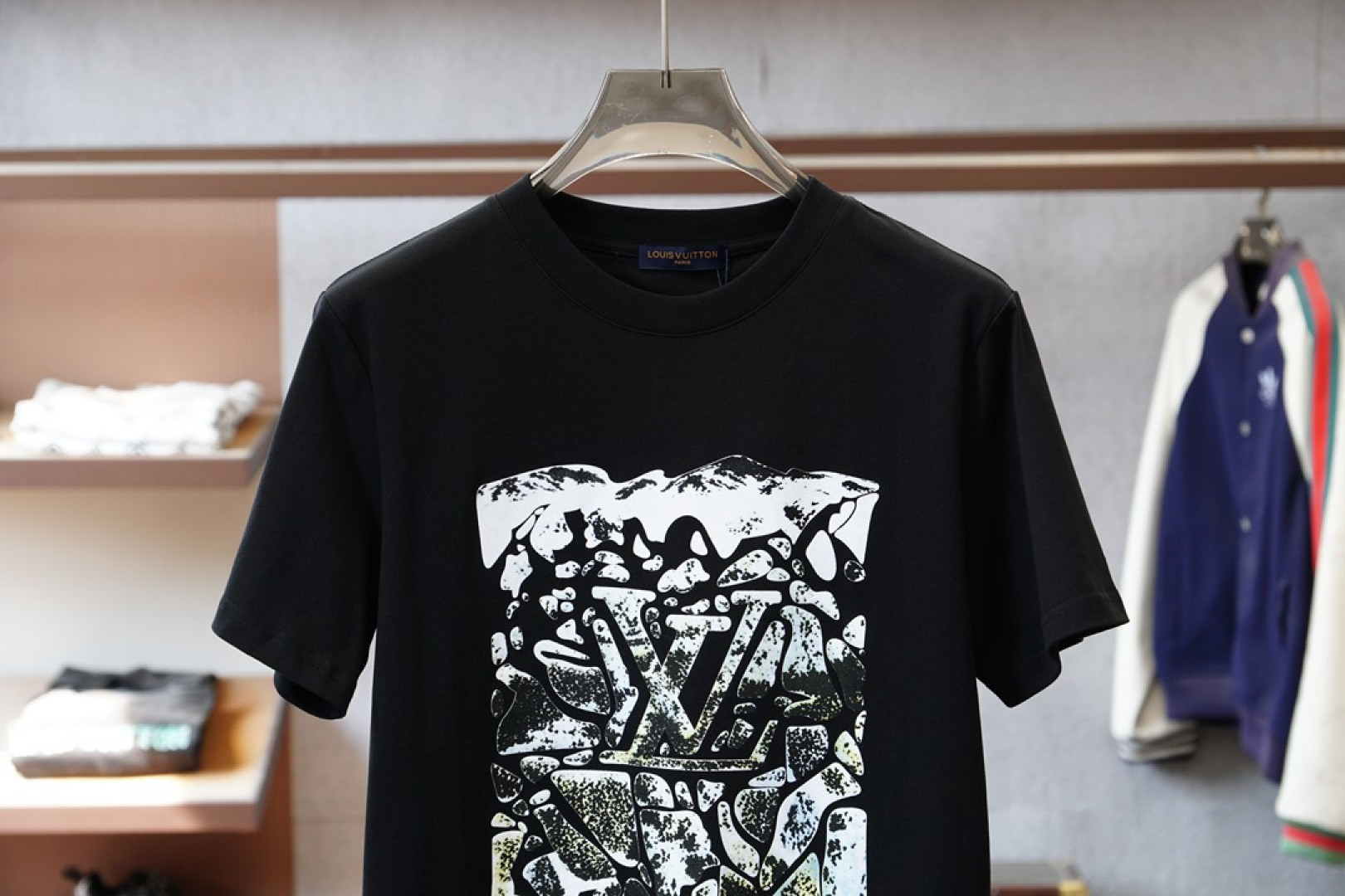 LV这款涂鸦印花短袖真的戳中潮奢爱好者！黑白双色搭配抽象涂鸦风的LV经典老花暗纹，打破了传统奢侈品的沉闷