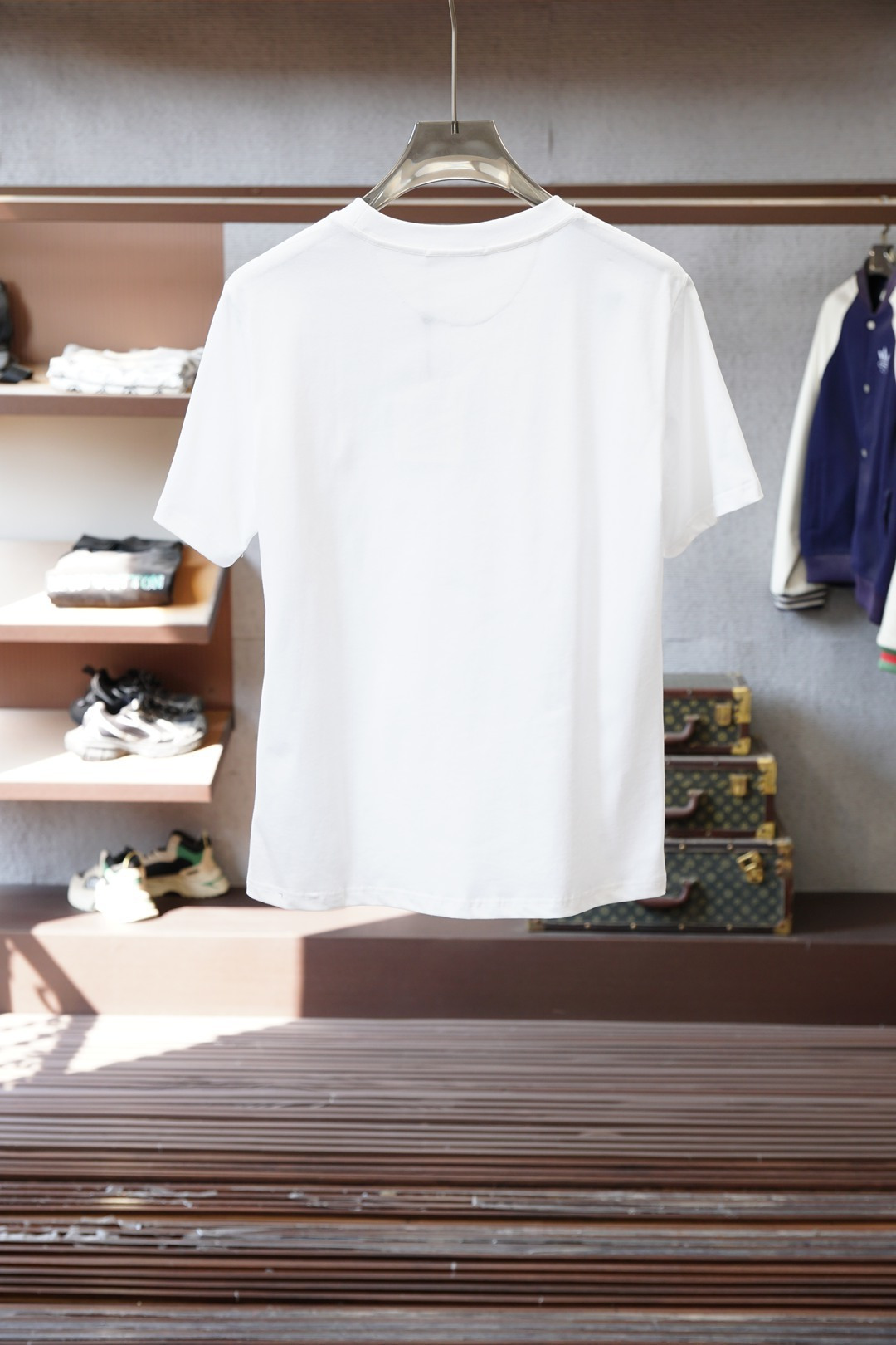 LV这款涂鸦印花短袖真的戳中潮奢爱好者！黑白双色搭配抽象涂鸦风的LV经典老花暗纹，打破了传统奢侈品的沉闷