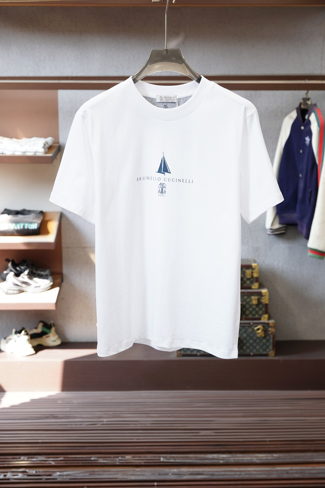 NO:703566,BC Sailing Print Short Sleeve | Italian Low-key Luxurious Ceiling Brunello Cucinelli’s short sleeve really engraves Italian elegance into the details!  Classic black and white, with a sailboat print on the chest and brand letters, a sophisticated nautical style in its simplicity~ It is made of BC's iconic high-count cashmere blended cotton fabric, which is as soft as a cloud against the skin, with excellent breathability and drape. It is refreshing and textured to wear alone in summer. Pair it with a casual suit or linen pants, and you can easily wear it with a relaxed Italian old-money style. S-2XL,,, brunello cucinelli, T-shirt, business suit,19860909BC帆船印花短袖｜意式低调奢华的天花板 Brunello Cucinelli这款短袖真的把意式优雅刻进细节里！ 经典黑白双色,胸前的帆船印花搭配品牌字母,简约中透着精致的航海风～采用BC标志性的高支羊绒混纺棉面料,软到像云朵贴肤,透气性和垂坠感都绝了,夏天单穿清爽又有质感,搭休闲西装或亚麻裤,轻松穿出意式老钱风的松弛S-2XL,,,brunello cucinelli,T-shirt,business suit,,Men's clothing