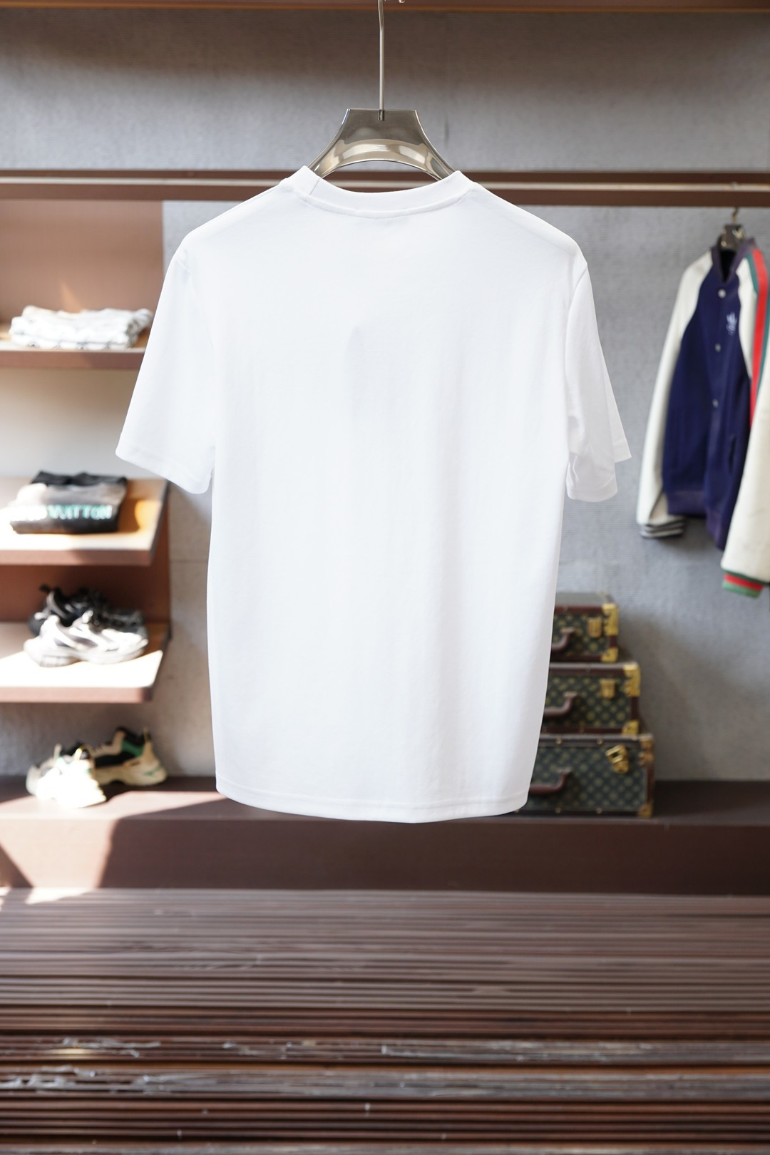 芬迪Fendi小怪兽刺绣短袖｜细节控的轻奢本命T😈Fendi这款小怪兽眼刺绣短袖也太戳细节控了！黑白经典