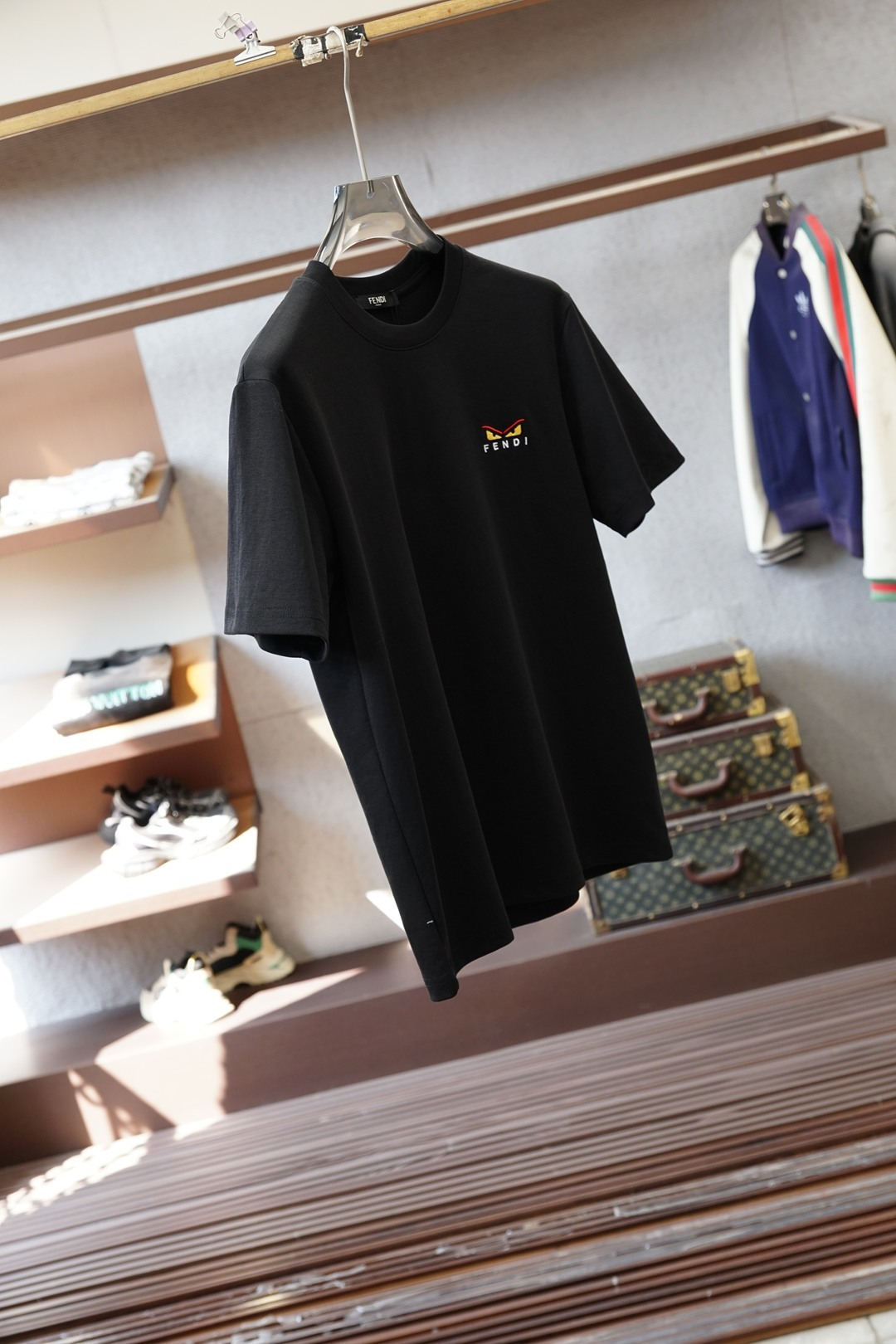 芬迪Fendi小怪兽刺绣短袖｜细节控的轻奢本命T😈Fendi这款小怪兽眼刺绣短袖也太戳细节控了！黑白经典