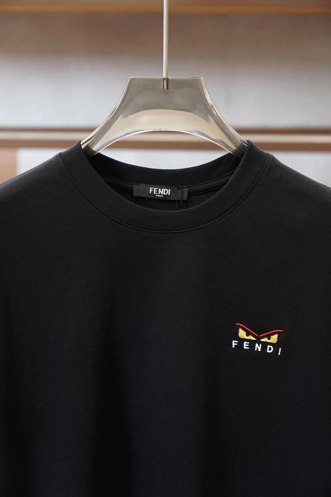 芬迪Fendi小怪兽刺绣短袖｜细节控的轻奢本命T😈Fendi这款小怪兽眼刺绣短袖也太戳细节控了！黑白经典