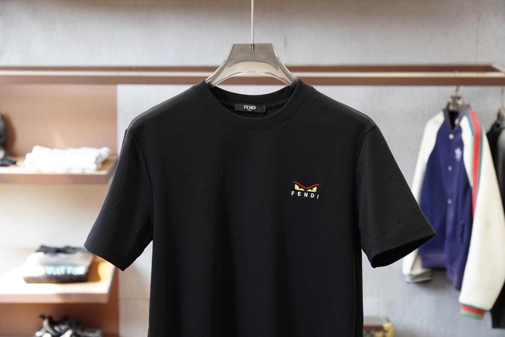芬迪Fendi小怪兽刺绣短袖｜细节控的轻奢本命T😈Fendi这款小怪兽眼刺绣短袖也太戳细节控了！黑白经典