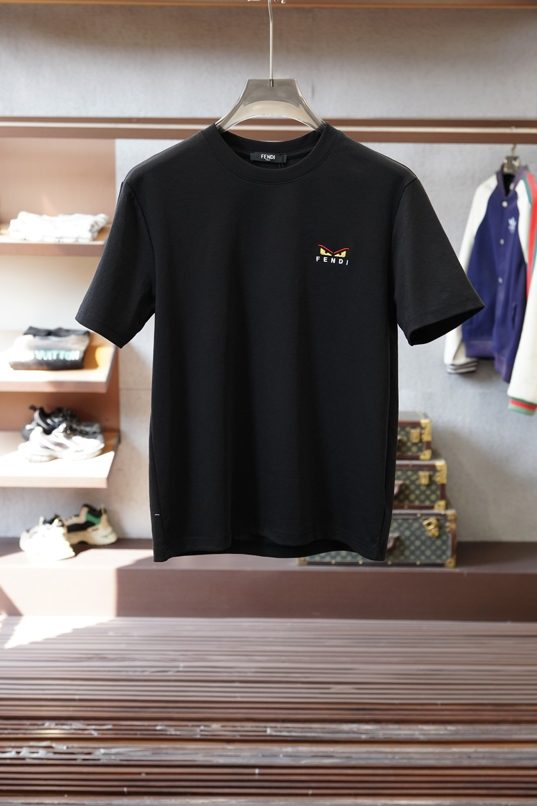 芬迪Fendi小怪兽刺绣短袖｜细节控的轻奢本命T😈Fendi这款小怪兽眼刺绣短袖也太戳细节控了！黑白经典