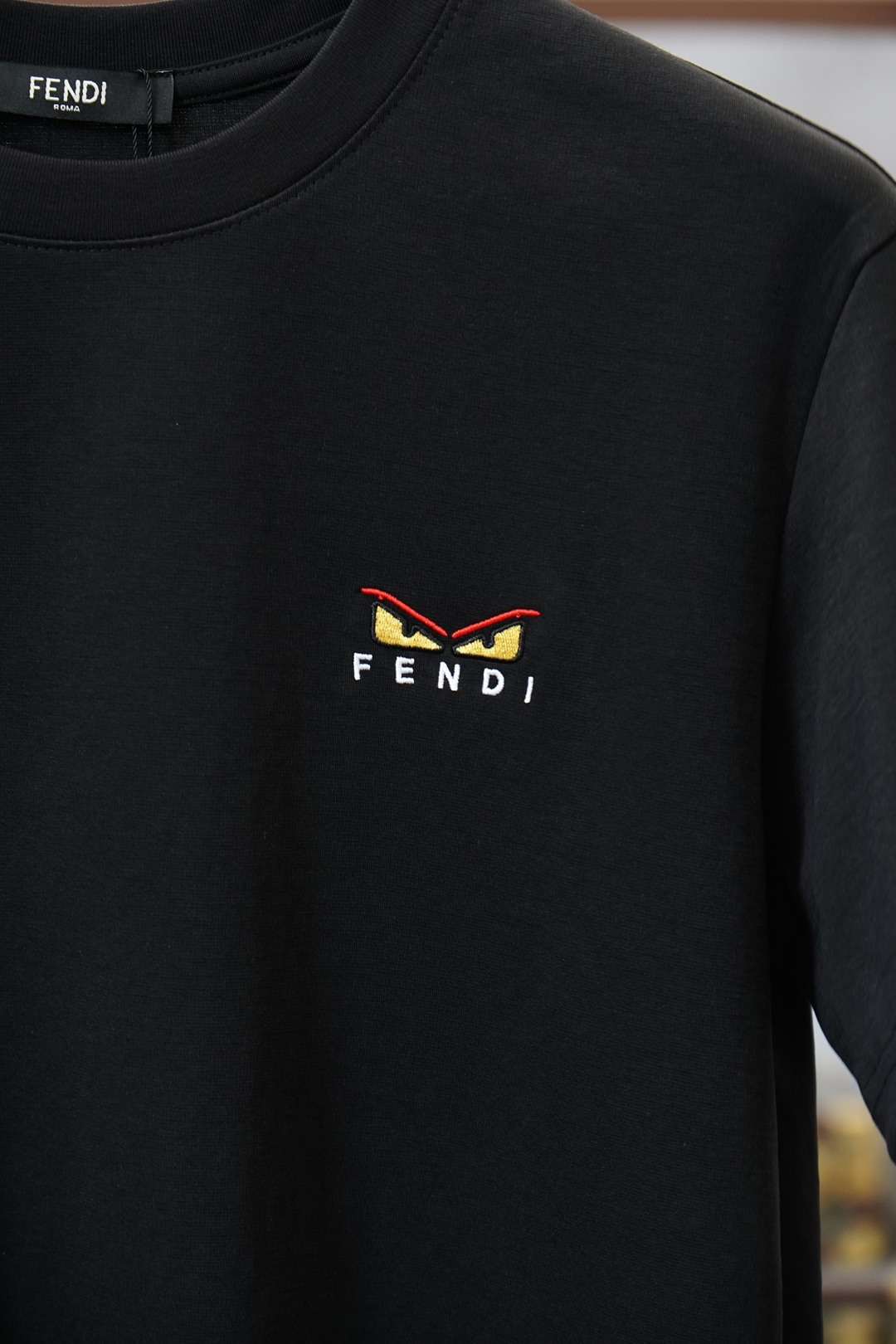 芬迪Fendi小怪兽刺绣短袖｜细节控的轻奢本命T😈Fendi这款小怪兽眼刺绣短袖也太戳细节控了！黑白经典