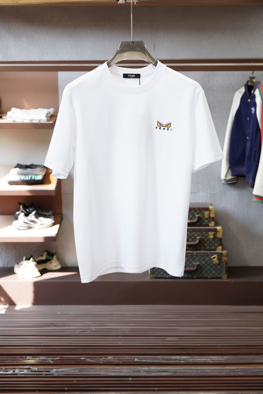 芬迪Fendi小怪兽刺绣短袖｜细节控的轻奢本命T😈Fendi这款小怪兽眼刺绣短袖也太戳细节控了！黑白经典