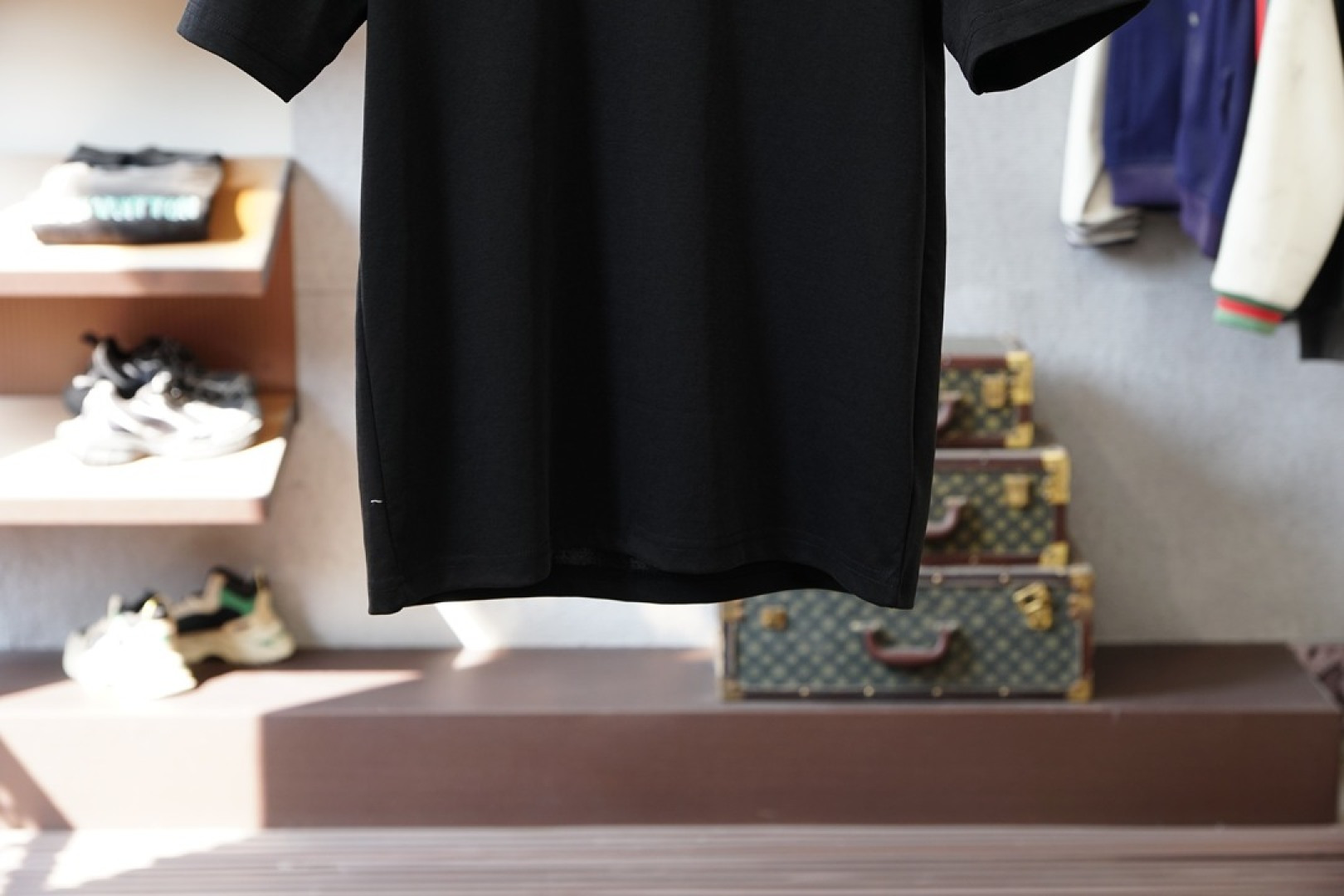 芬迪Fendi小怪兽刺绣短袖｜细节控的轻奢本命T😈Fendi这款小怪兽眼刺绣短袖也太戳细节控了！黑白经典