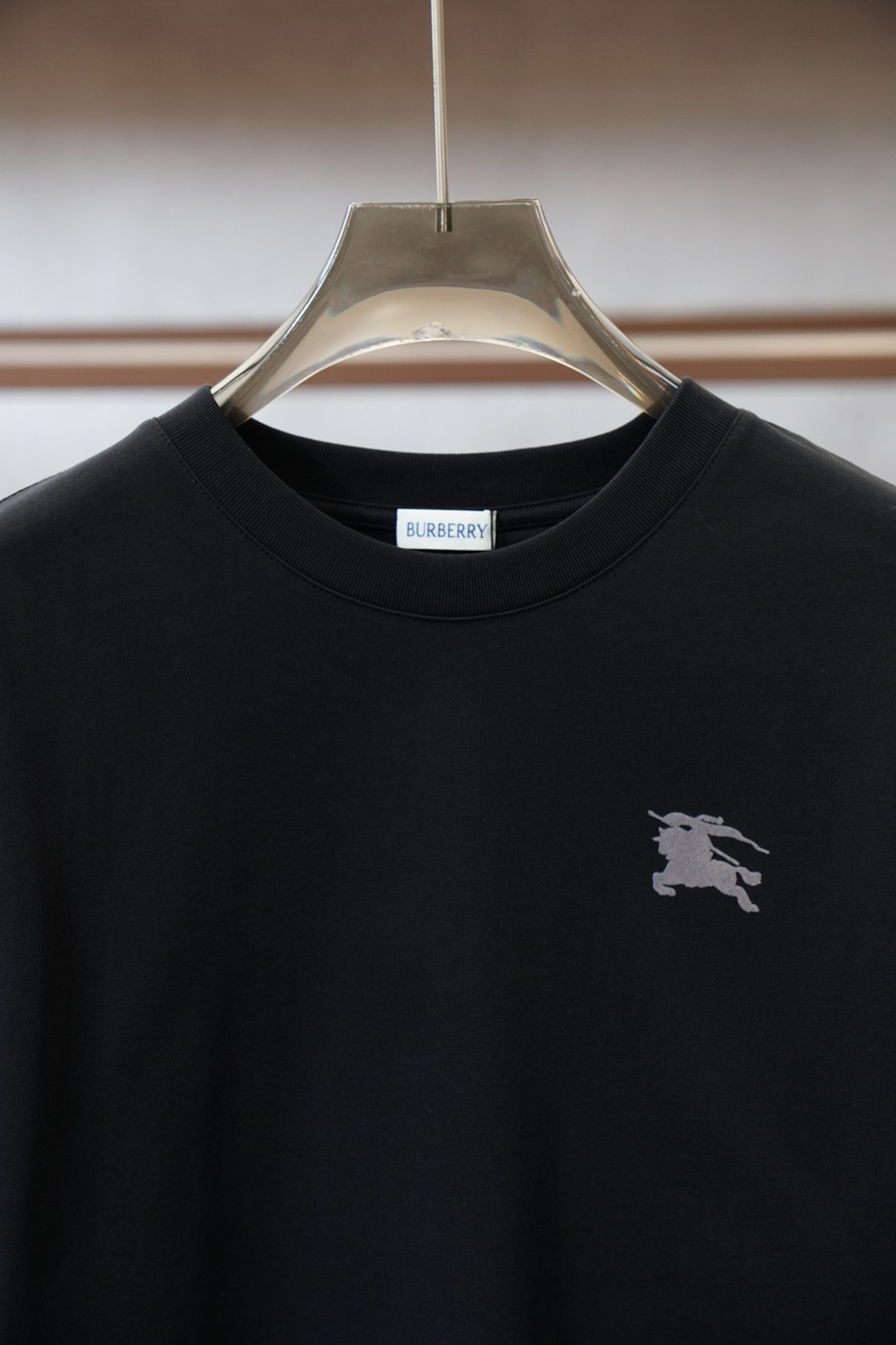 BBR巴宝莉Burberry战马刺绣短袖｜英伦奢雅的低调表达🐎Burberry这款战马刺绣短袖，把英伦经