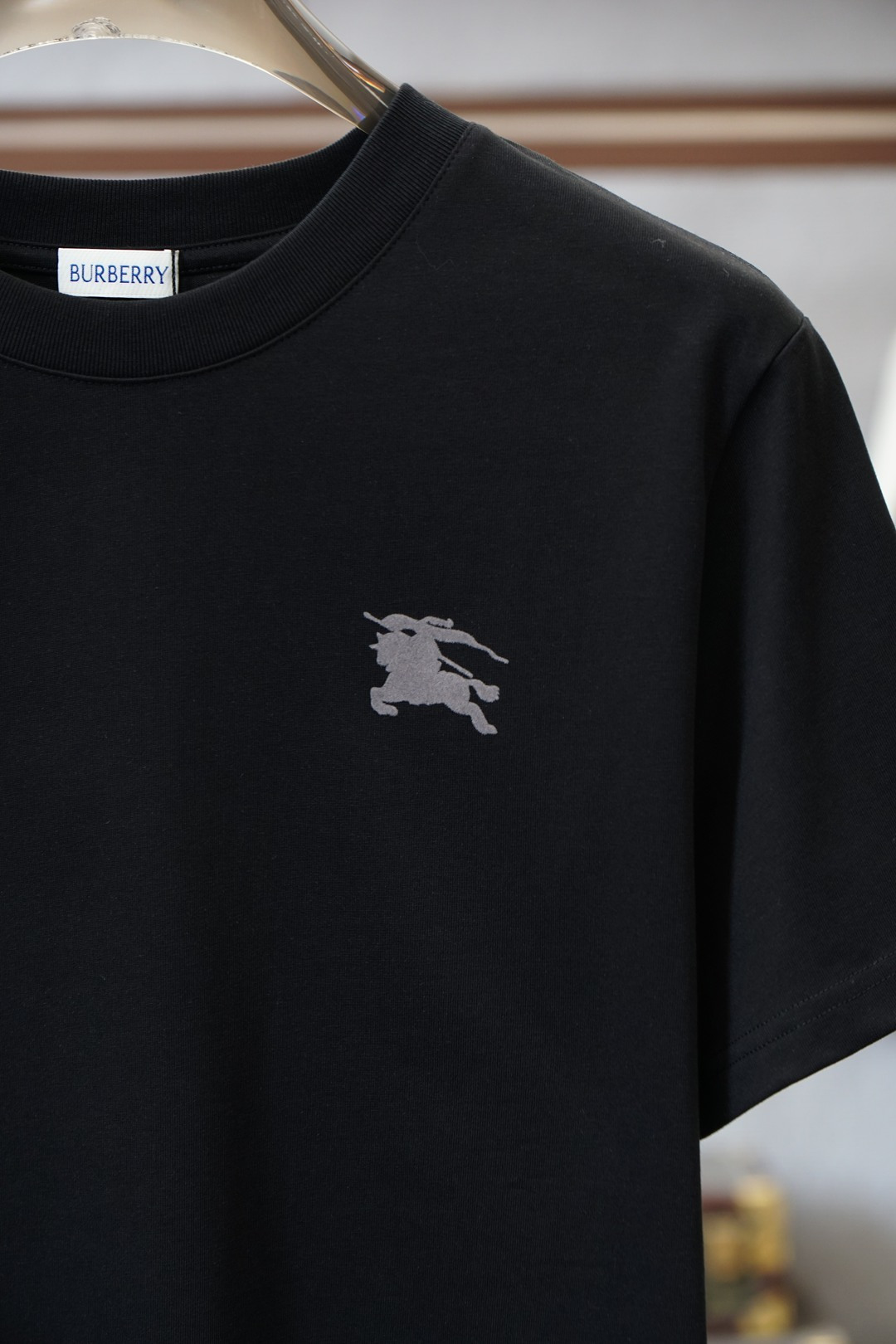 BBR巴宝莉Burberry战马刺绣短袖｜英伦奢雅的低调表达🐎Burberry这款战马刺绣短袖，把英伦经