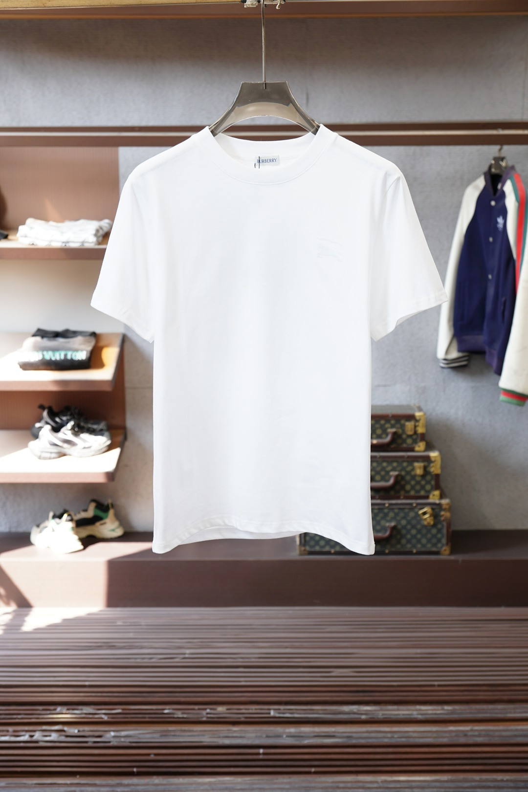 BBR巴宝莉Burberry战马刺绣短袖｜英伦奢雅的低调表达🐎Burberry这款战马刺绣短袖，把英伦经