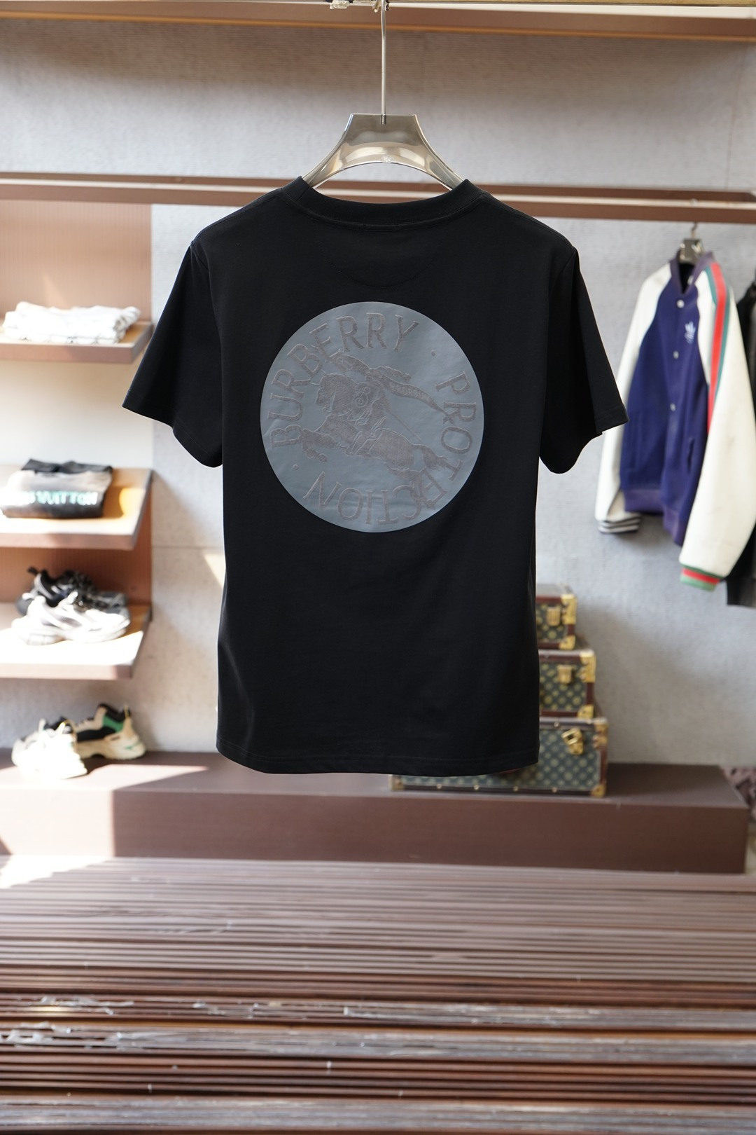 BBR巴宝莉Burberry战马刺绣短袖｜英伦奢雅的低调表达🐎Burberry这款战马刺绣短袖，把英伦经