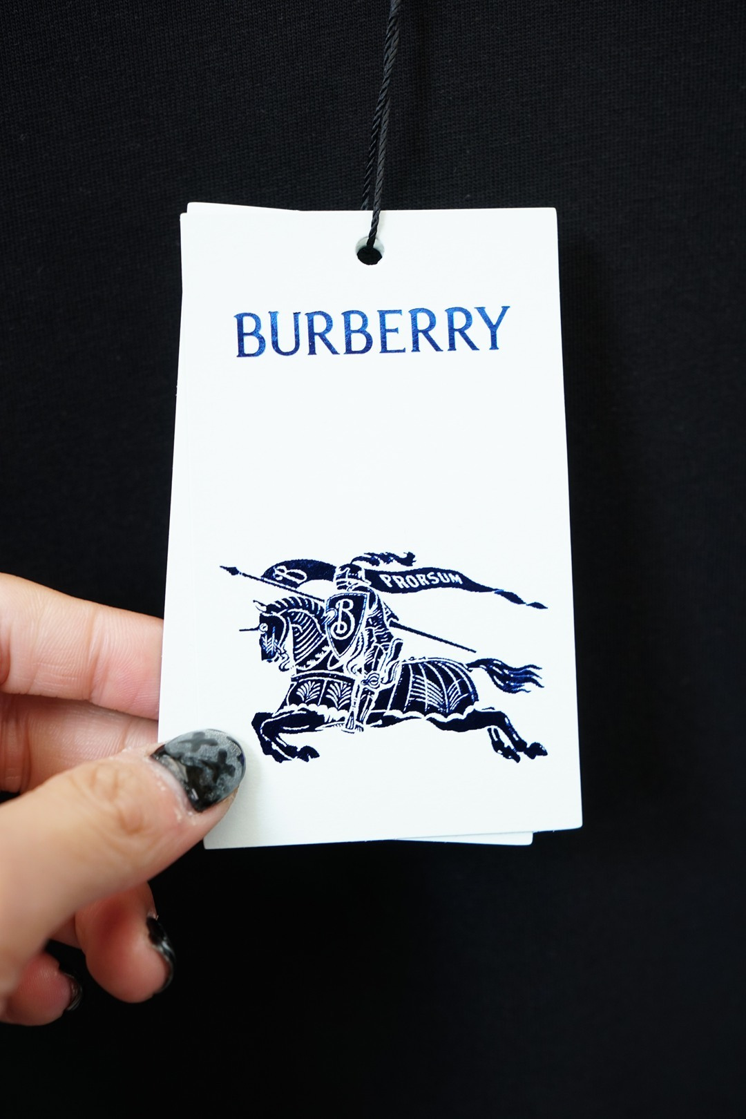 BBR巴宝莉Burberry战马刺绣短袖｜英伦奢雅的低调表达🐎Burberry这款战马刺绣短袖，把英伦经