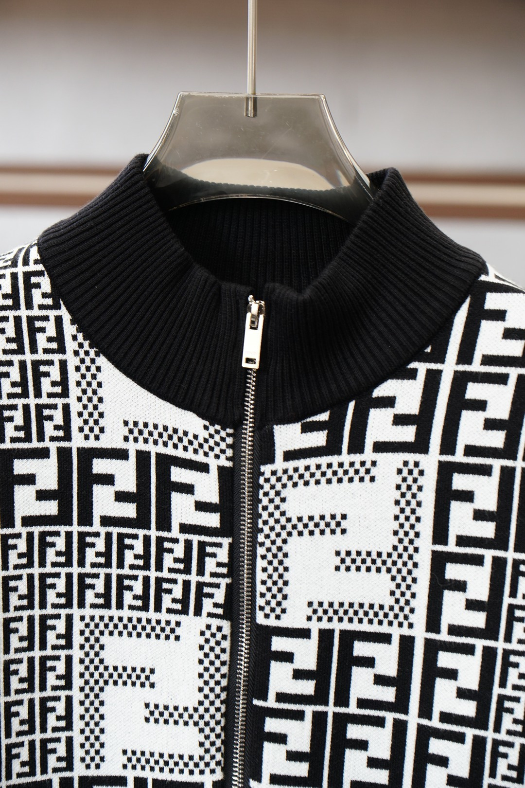 Fendi芬迪-💞🪷💞2025秋冬经典格子开衫毛衣外套🪷优质羊毛，😘简约而不简单。💞休闲连帽款式，日常搭