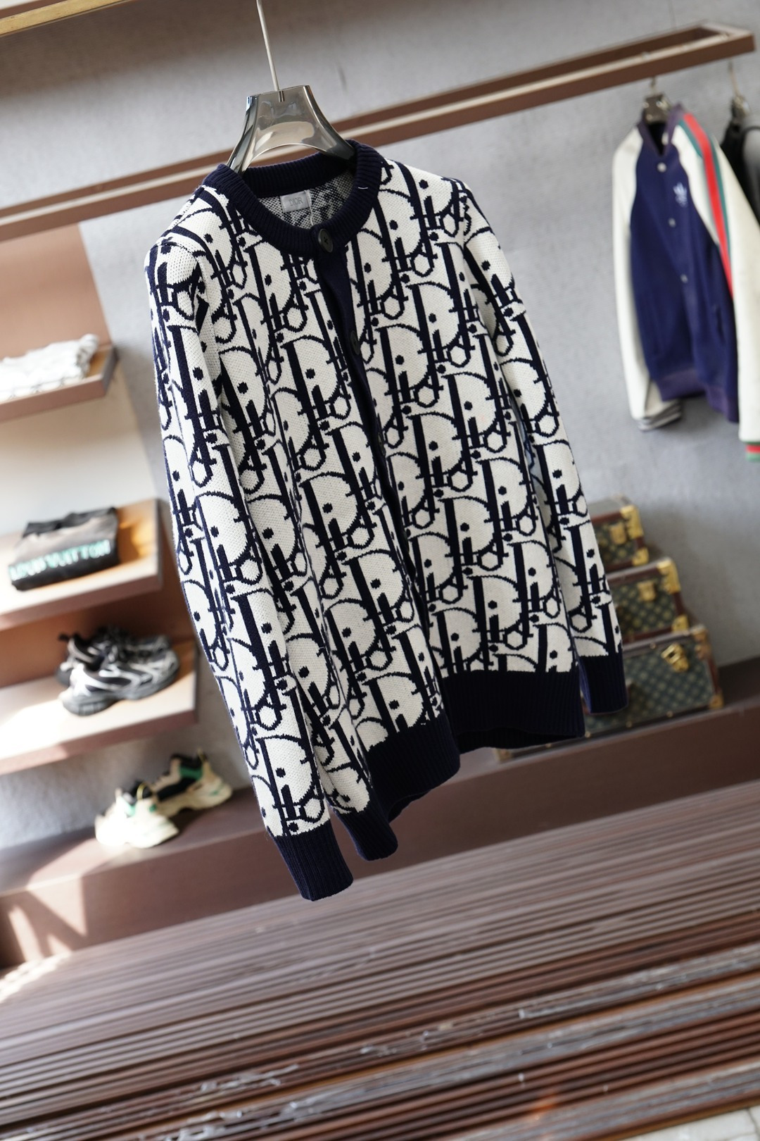 Dior迪奥-💞🪷💞2025秋冬经典格子开衫毛衣外套🪷优质羊毛，😘简约而不简单。💞休闲连帽款式，日常搭配