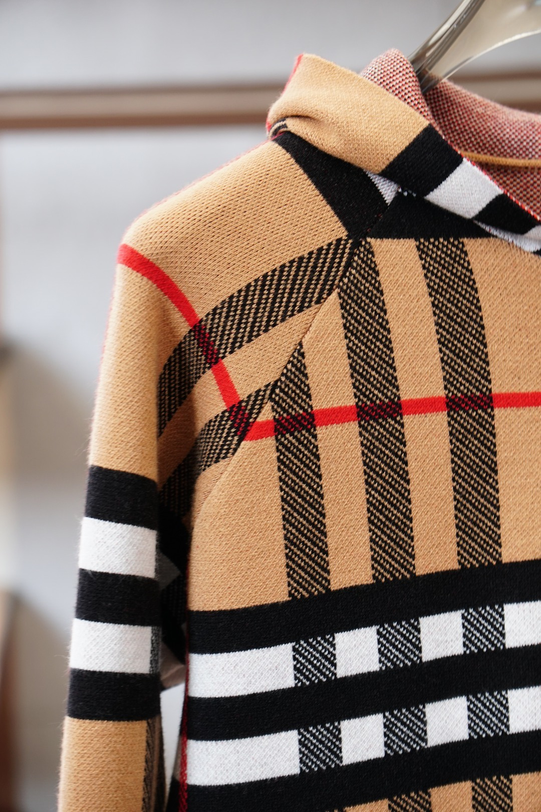BBR巴宝莉/💞🪷💞2025秋冬经典格子开衫毛衣外套🪷优质羊毛，😘简约而不简单。💞休闲连帽款式，日常搭配