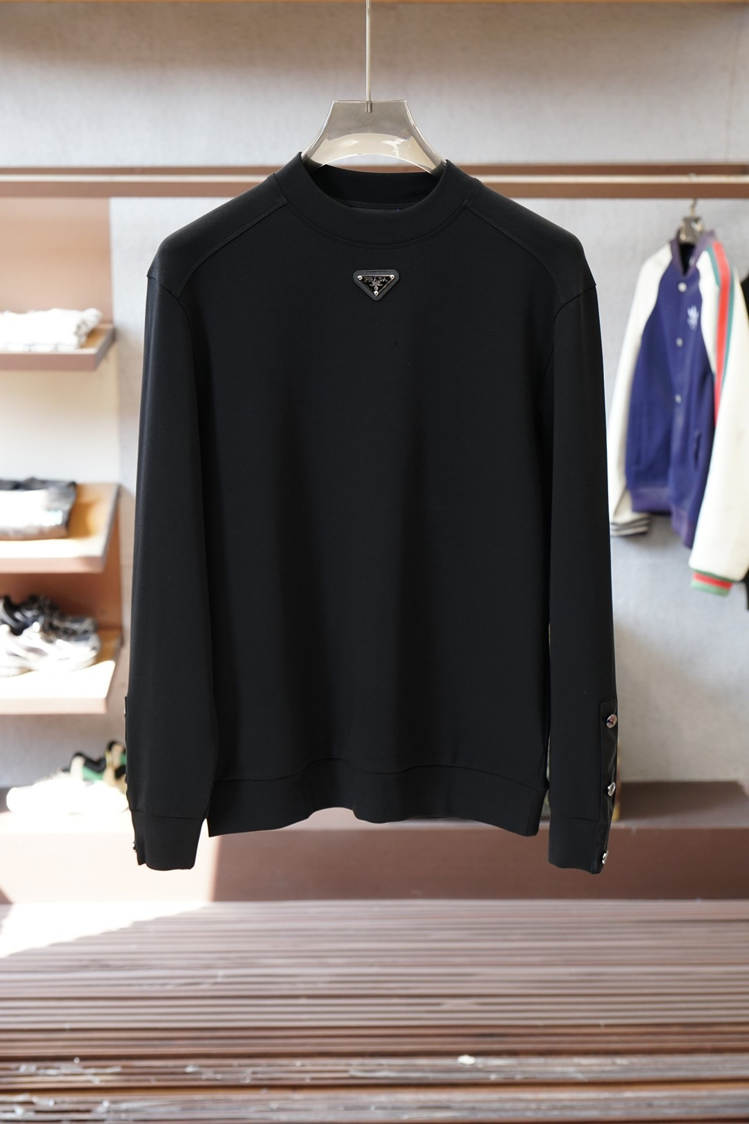 Prada普拉达-2025秋冬系列上新男士时尚休闲打底衫长袖T恤，精选进口双面丝光棉面料，胸前精致log