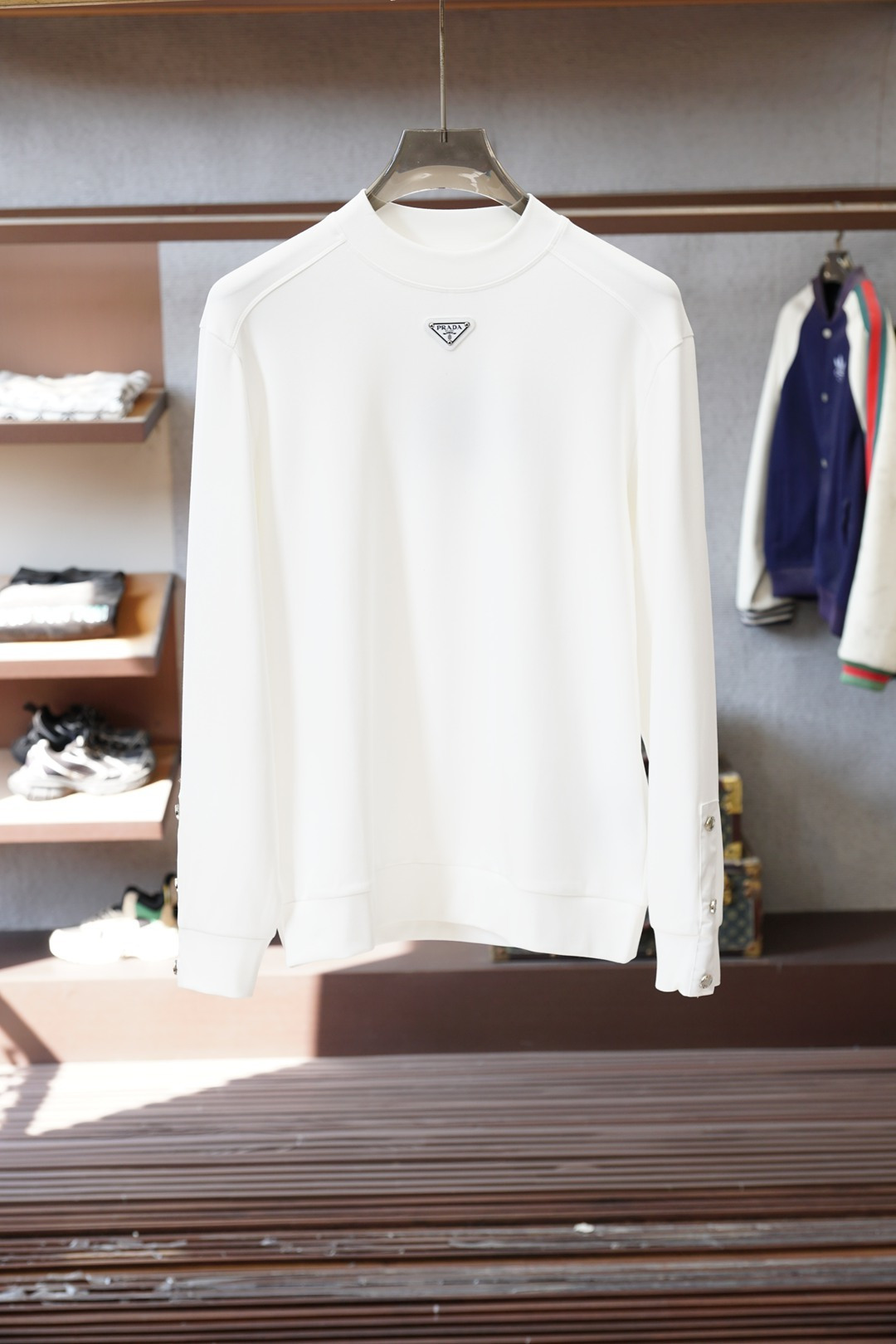 Prada普拉达-2025秋冬系列上新男士时尚休闲打底衫长袖T恤，精选进口双面丝光棉面料，胸前精致log