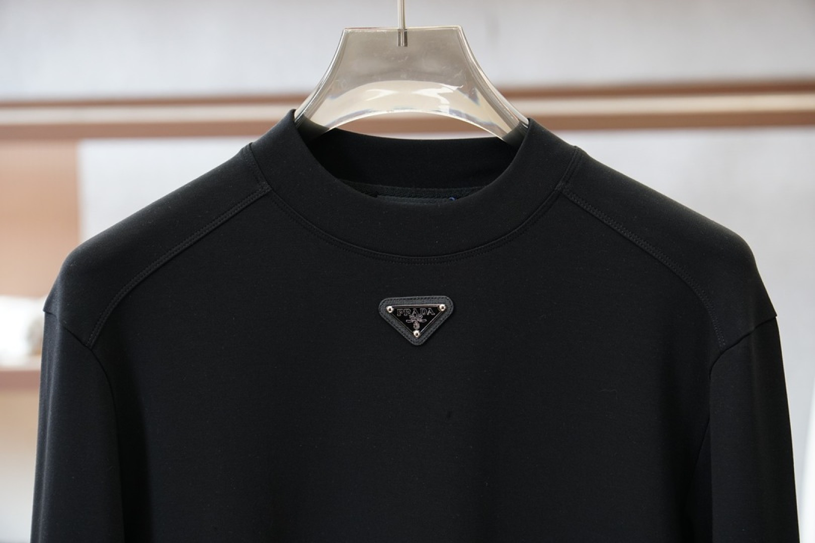 Prada普拉达-2025秋冬系列上新男士时尚休闲打底衫长袖T恤，精选进口双面丝光棉面料，胸前精致log