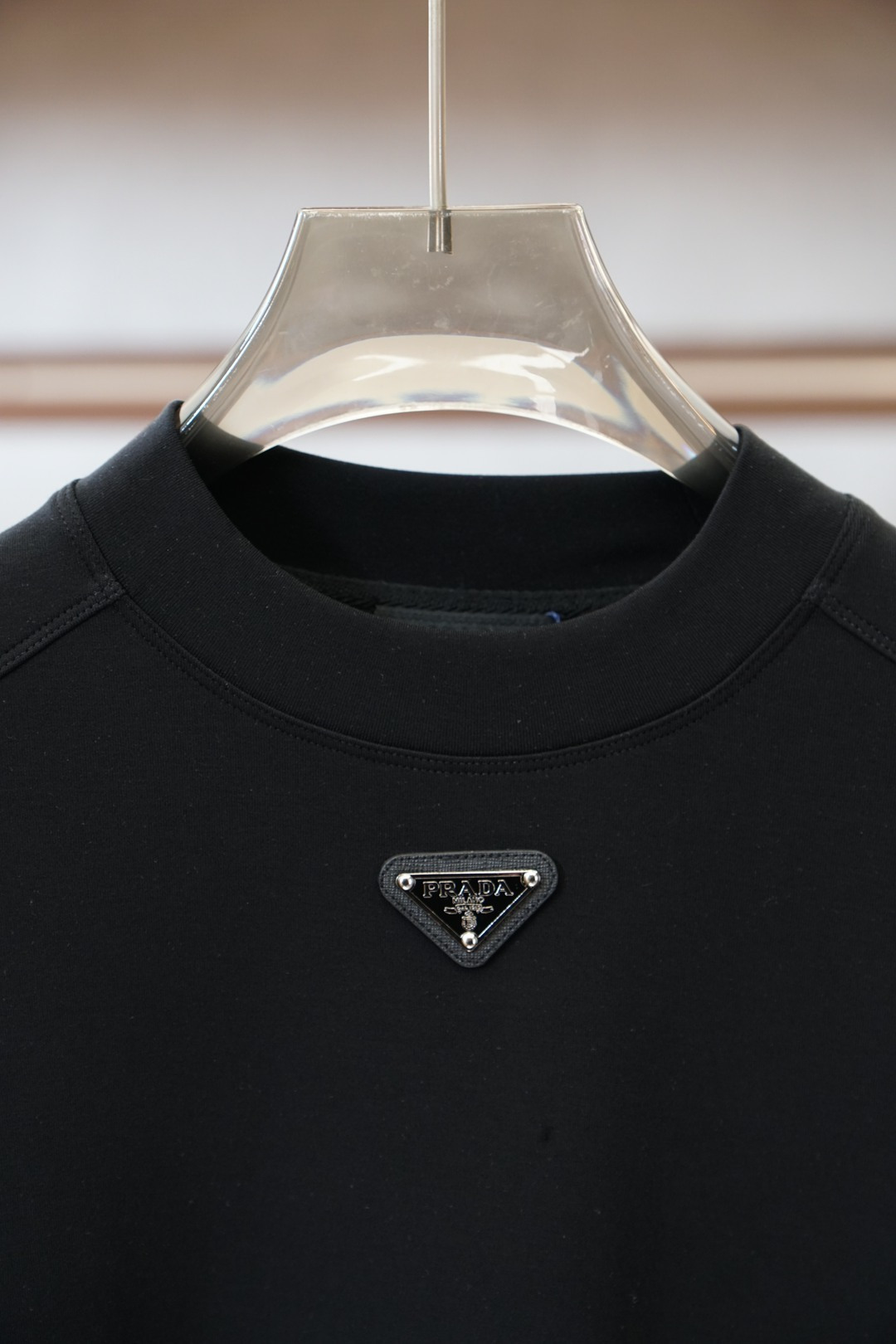 Prada普拉达-2025秋冬系列上新男士时尚休闲打底衫长袖T恤，精选进口双面丝光棉面料，胸前精致log