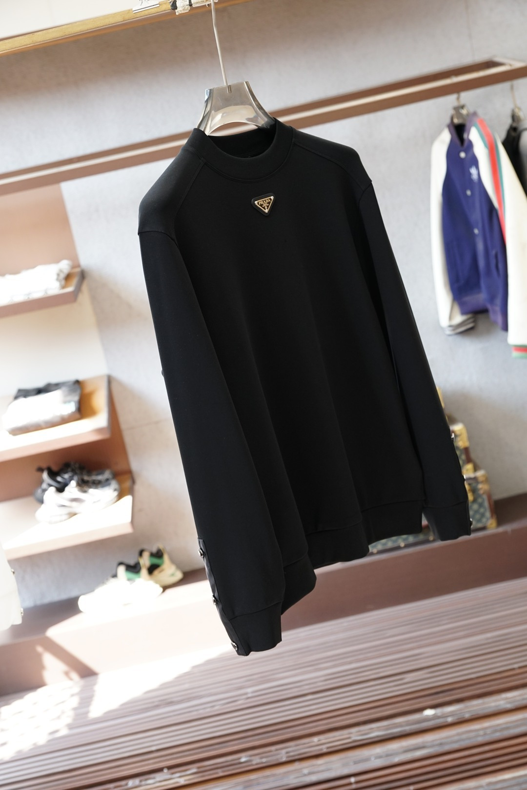Prada普拉达-2025秋冬系列上新男士时尚休闲打底衫长袖T恤，精选进口双面丝光棉面料，胸前精致log