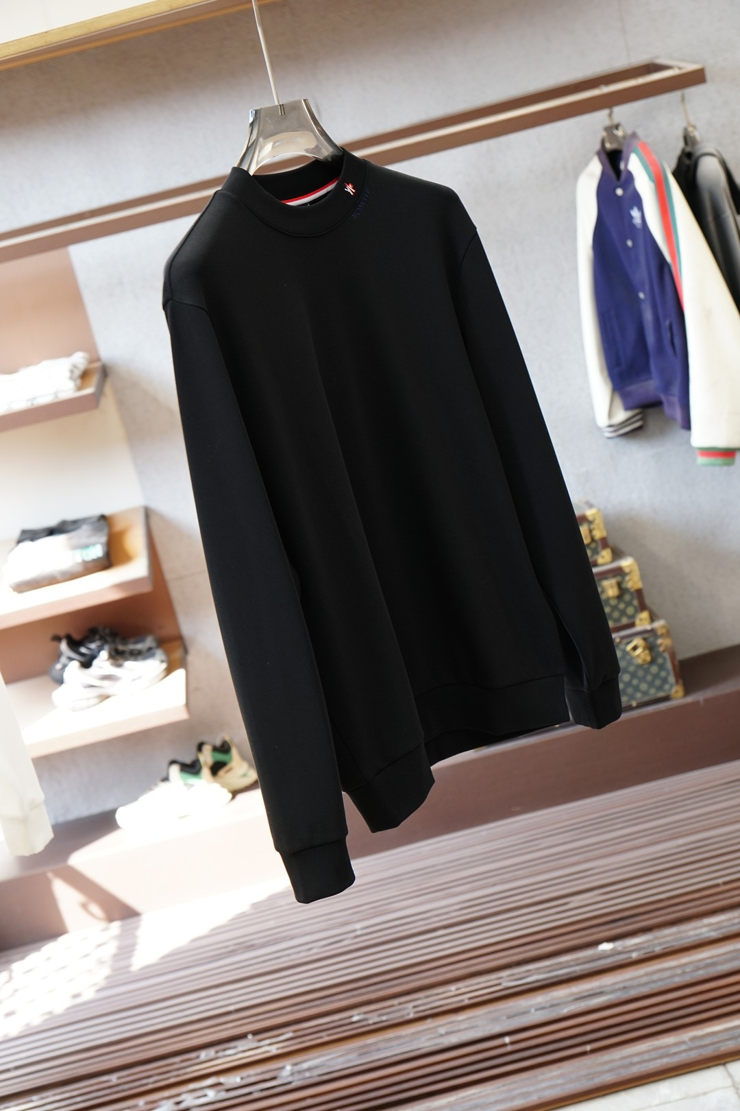 蒙口/2025秋冬系列上新男士时尚休闲打底衫长袖T恤，精选进口双面丝光棉面料，胸前精致logo打造，舒适