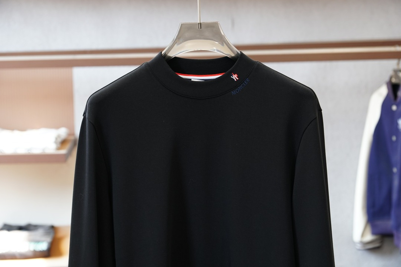 蒙口/2025秋冬系列上新男士时尚休闲打底衫长袖T恤，精选进口双面丝光棉面料，胸前精致logo打造，舒适