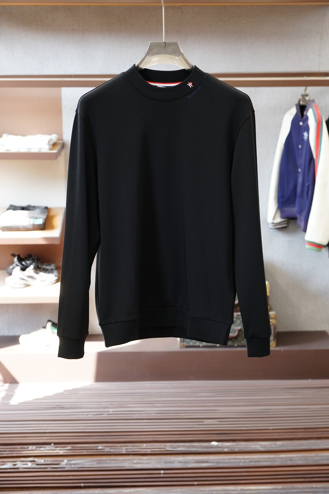 蒙口/2025秋冬系列上新男士时尚休闲打底衫长袖T恤，精选进口双面丝光棉面料，胸前精致logo打造，舒适