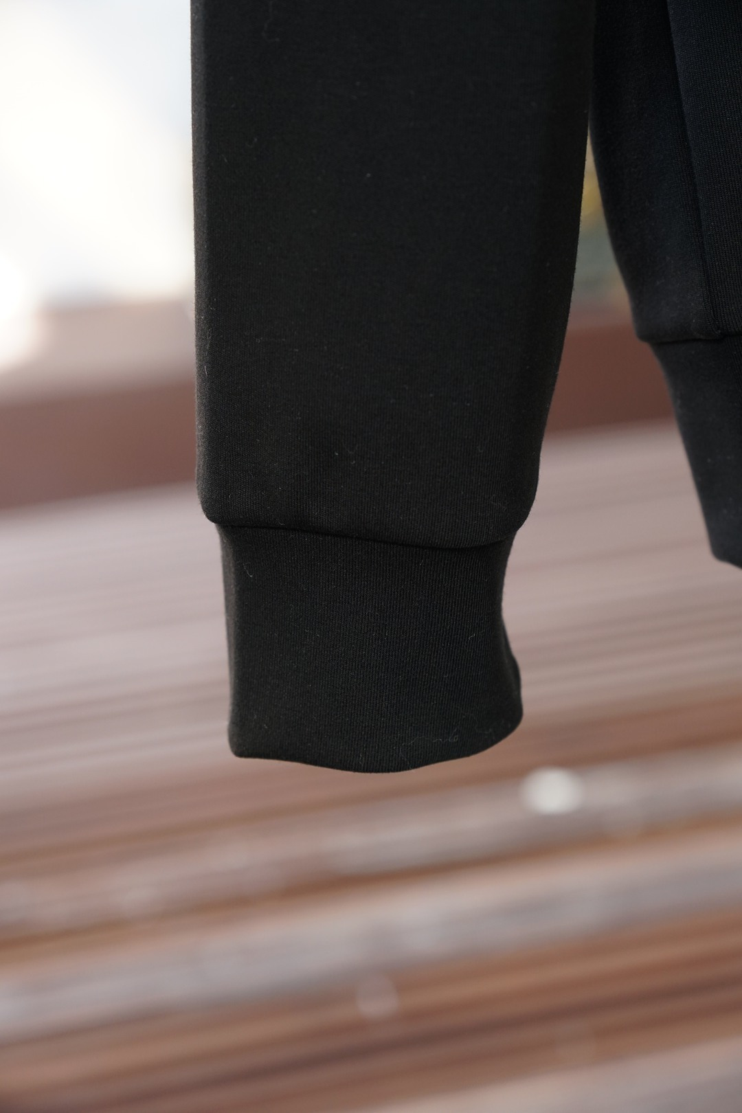 蒙口/2025秋冬系列上新男士时尚休闲打底衫长袖T恤，精选进口双面丝光棉面料，胸前精致logo打造，舒适