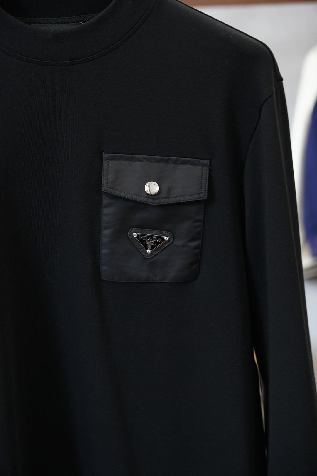 普拉达-2025秋冬系列上新男士时尚休闲打底衫长袖T恤，精选进口双面丝光棉面料，胸前精致logo打造，舒