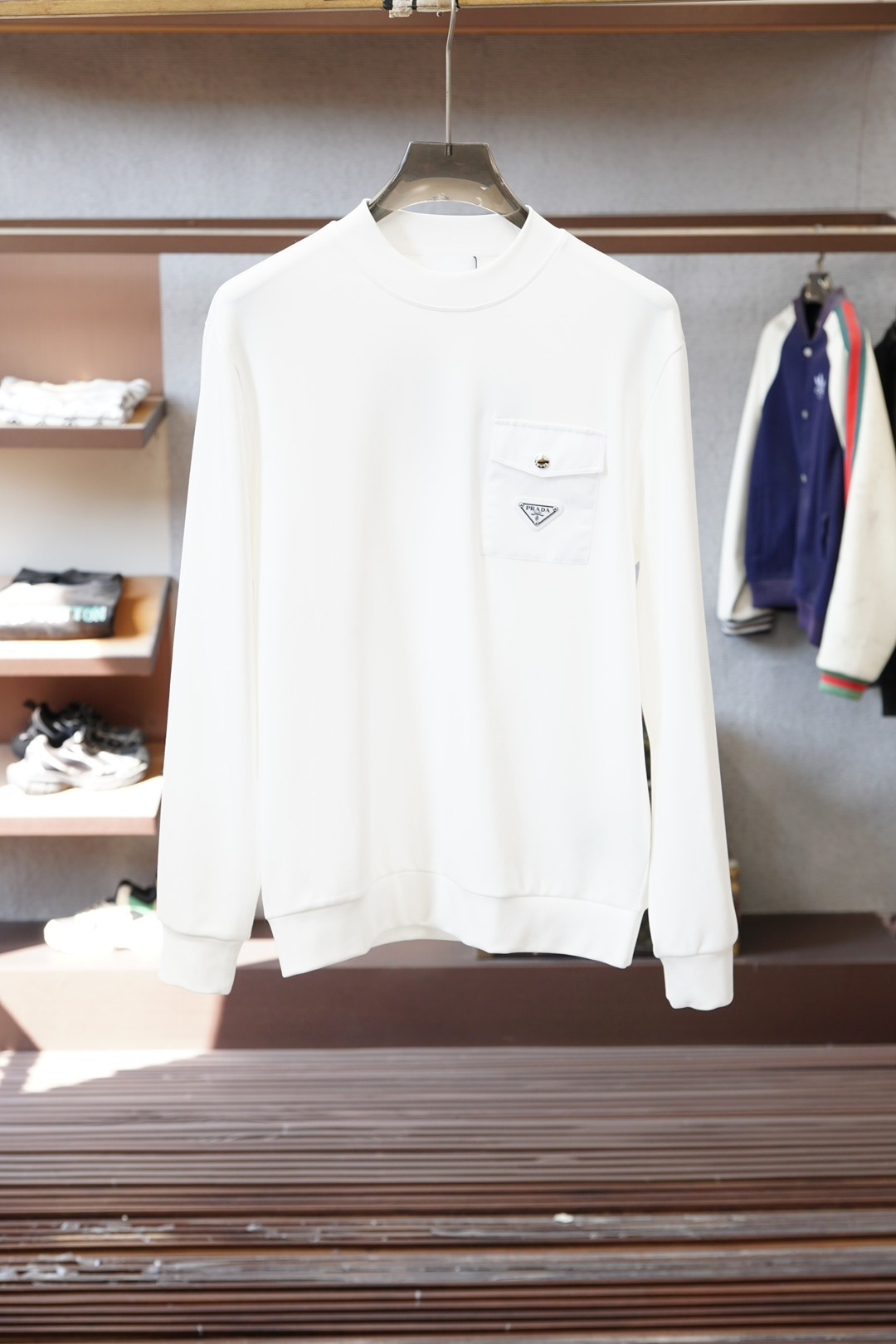 普拉达-2025秋冬系列上新男士时尚休闲打底衫长袖T恤，精选进口双面丝光棉面料，胸前精致logo打造，舒
