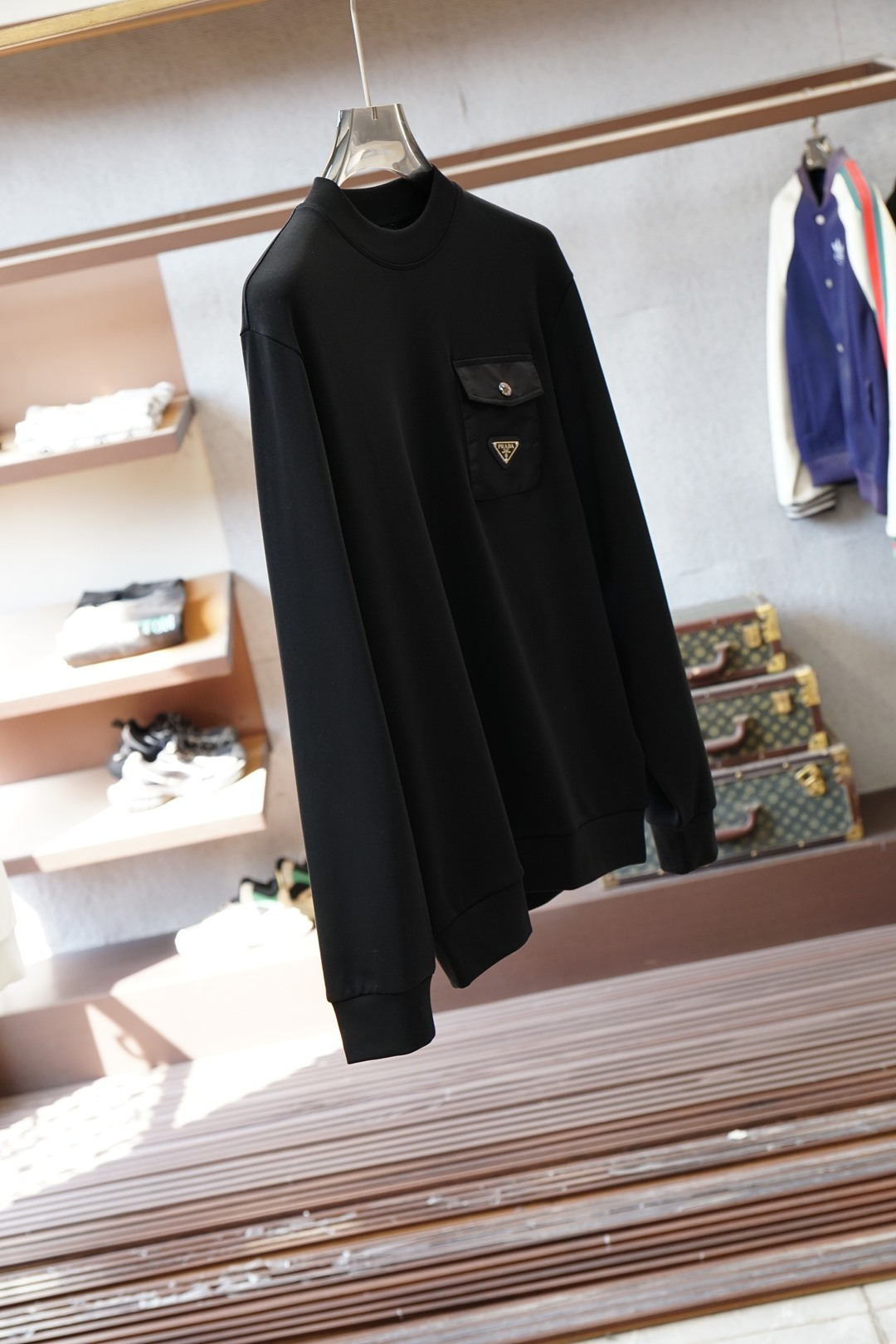 普拉达-2025秋冬系列上新男士时尚休闲打底衫长袖T恤，精选进口双面丝光棉面料，胸前精致logo打造，舒