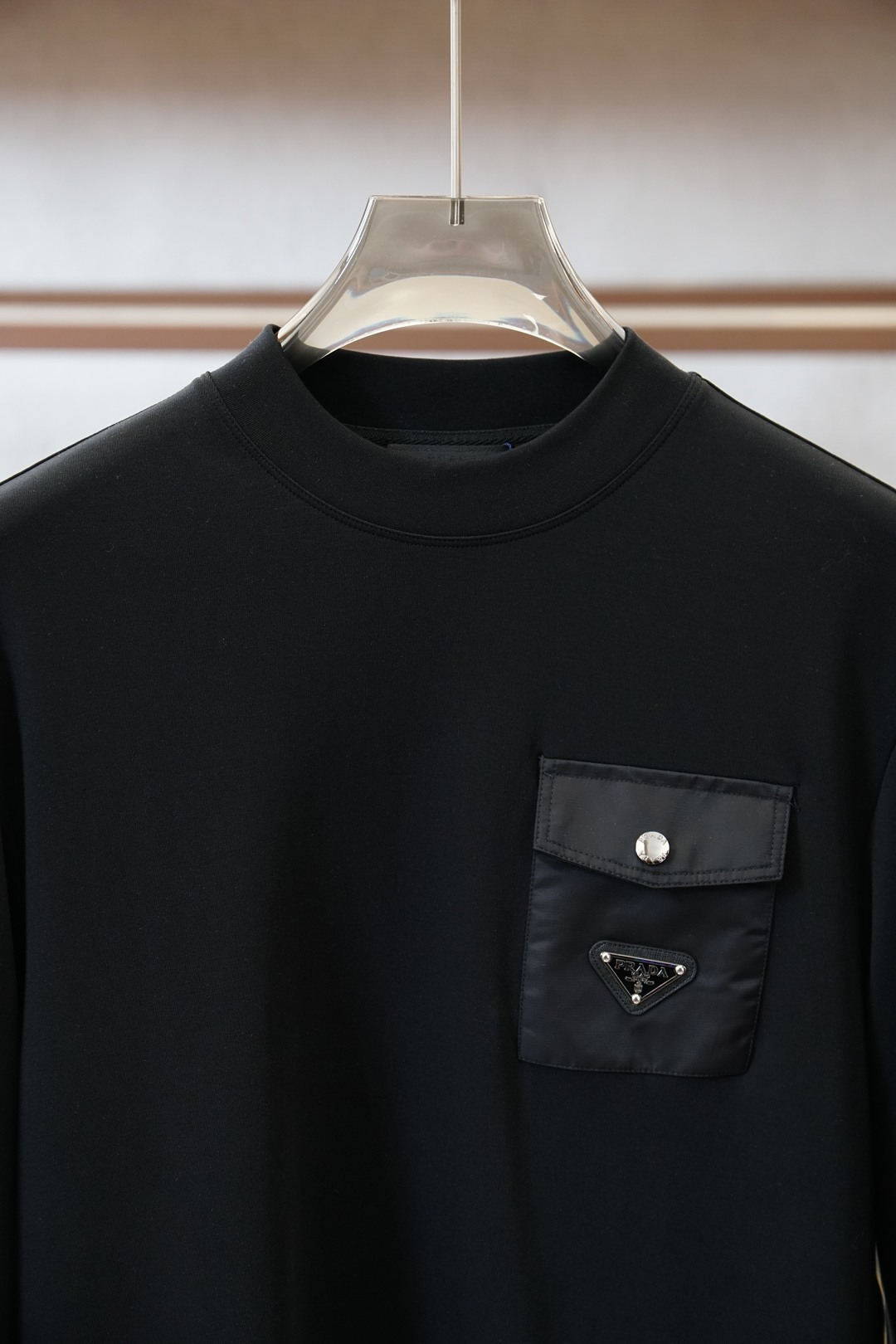 普拉达-2025秋冬系列上新男士时尚休闲打底衫长袖T恤，精选进口双面丝光棉面料，胸前精致logo打造，舒