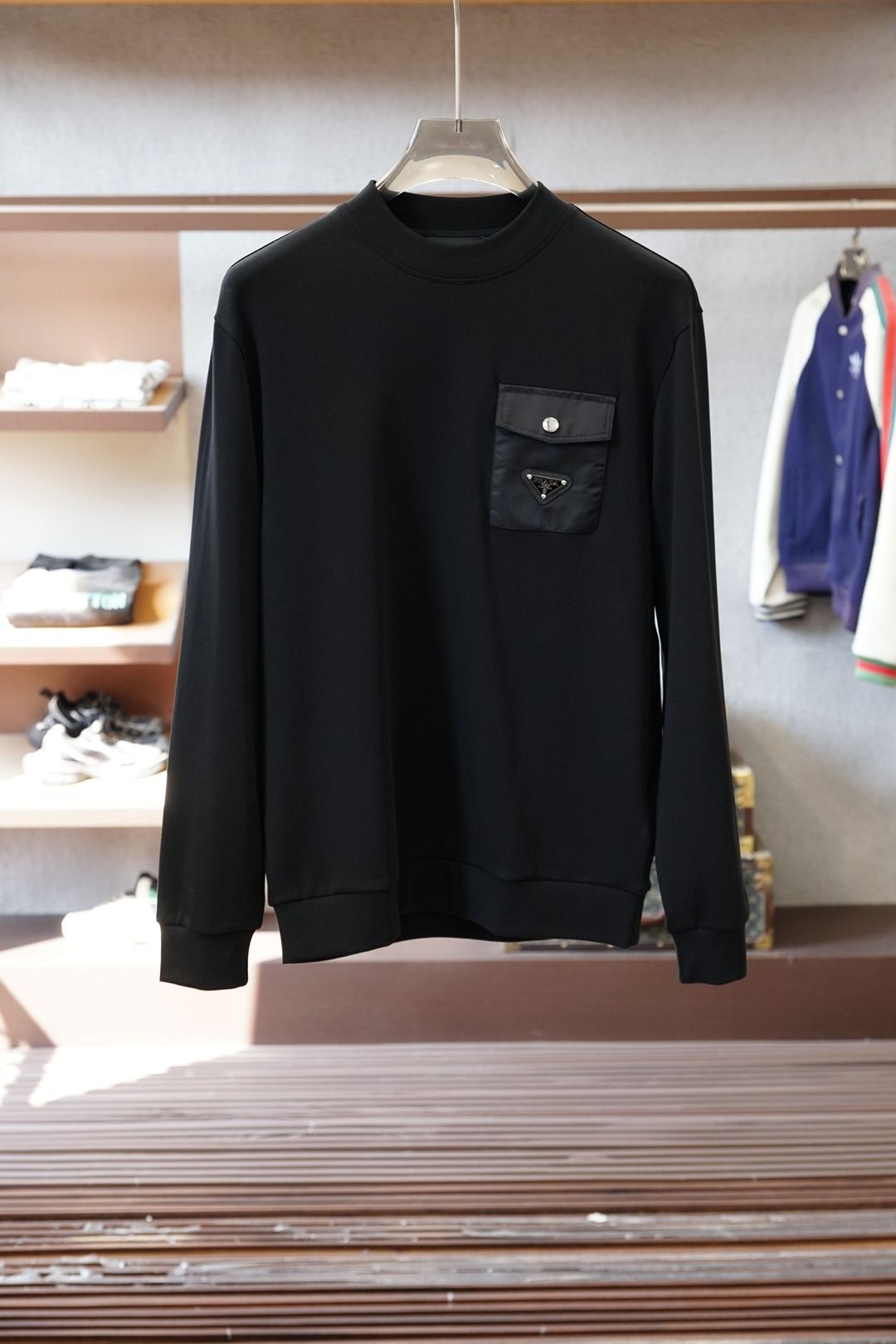 普拉达-2025秋冬系列上新男士时尚休闲打底衫长袖T恤，精选进口双面丝光棉面料，胸前精致logo打造，舒