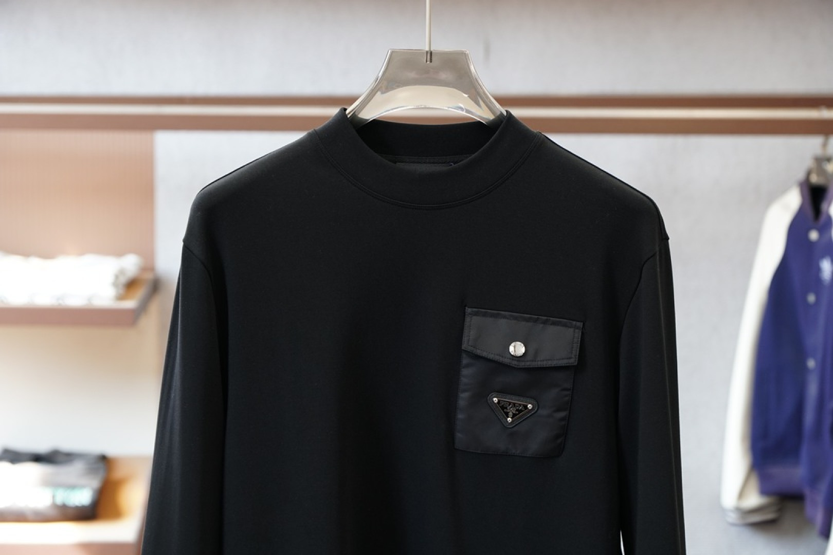 普拉达-2025秋冬系列上新男士时尚休闲打底衫长袖T恤，精选进口双面丝光棉面料，胸前精致logo打造，舒