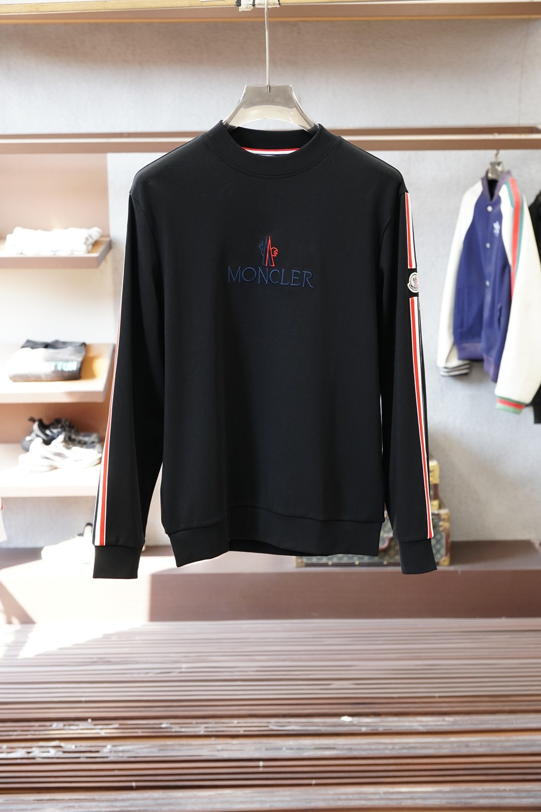 蒙口/2025秋冬系列上新男士时尚休闲打底衫长袖T恤，精选进口双面丝光棉面料，胸前精致logo打造，舒适